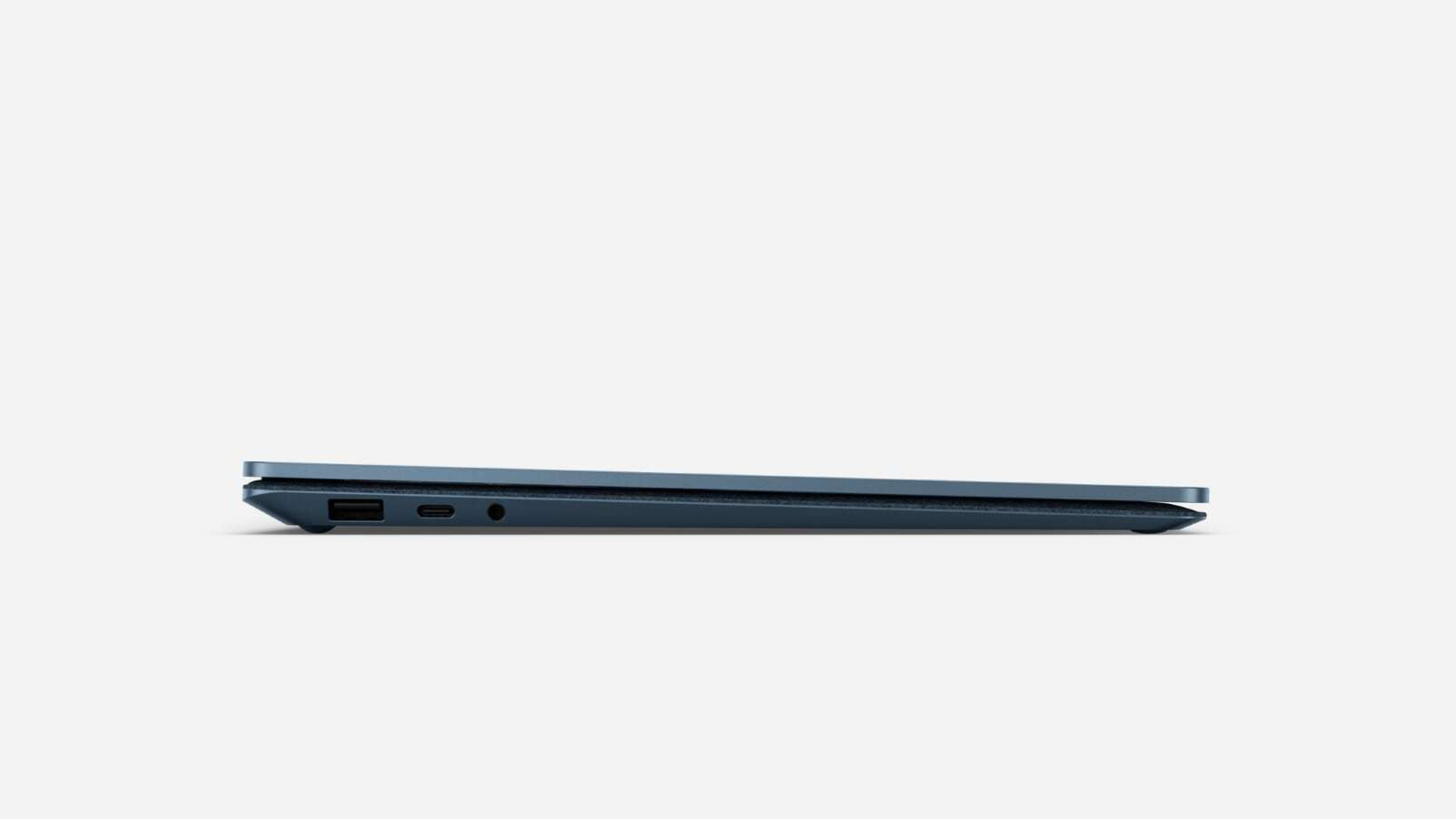 Schlanker Laptop, dunkelblau, Seitenansicht, mit Anschlüssen. Weißer Hintergrund.