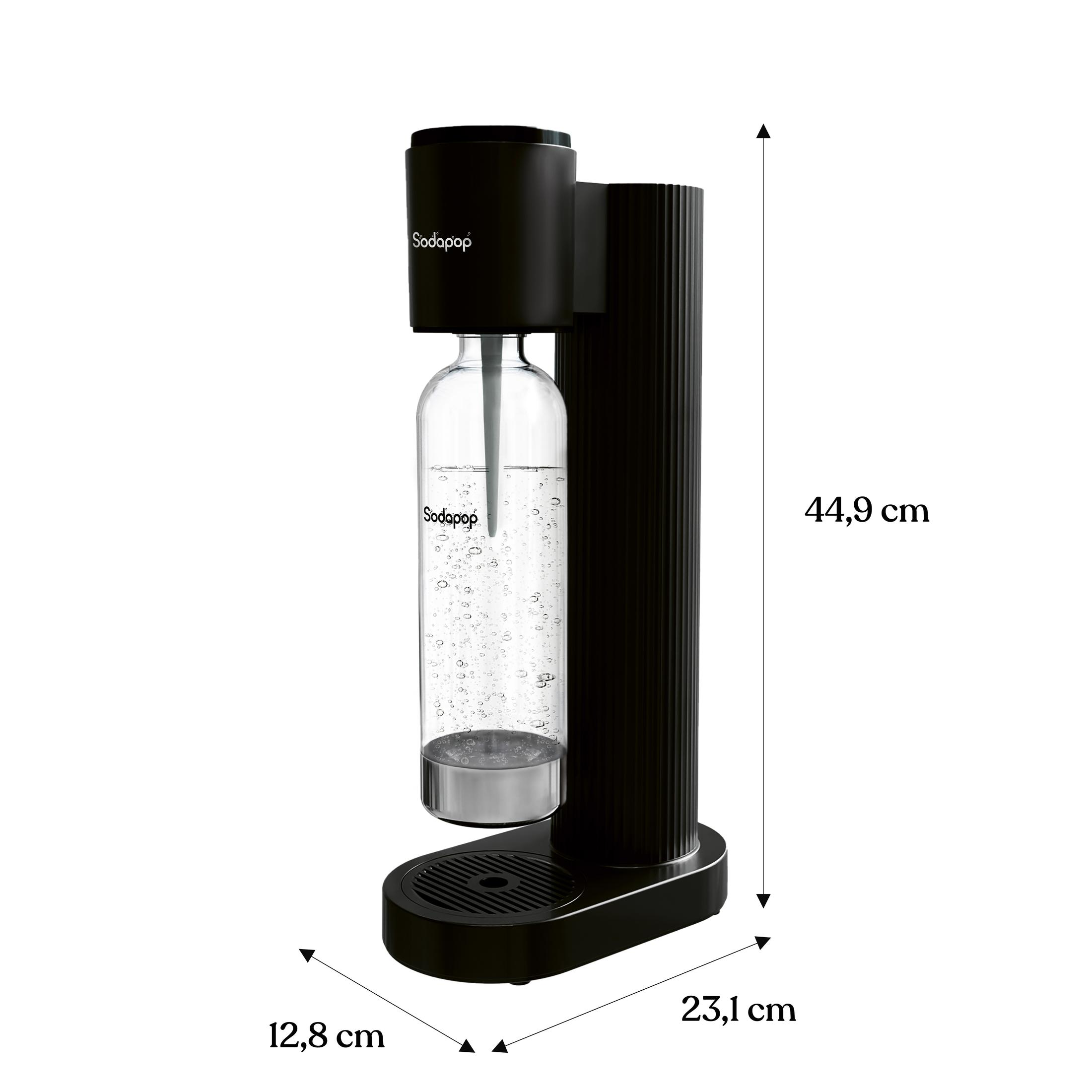 Schwarzer Sodapop-Sodabereiter, mit einer Glasflasche im Inneren. Er hat Messungen an der Seite.