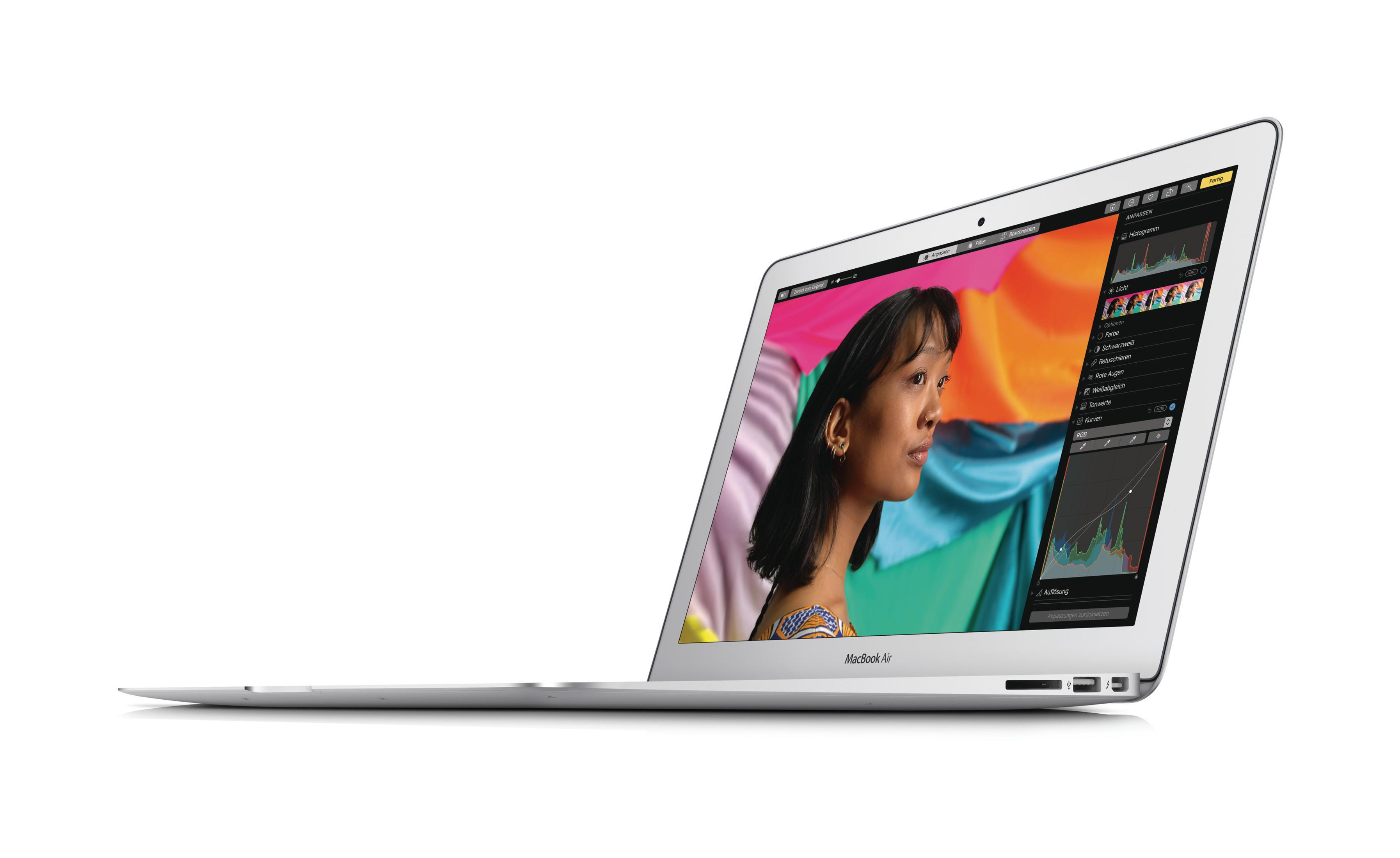 Ein silberner Laptop offen, der einen farbenfrohen Bildschirm mit dem Bild einer Frau zeigt.