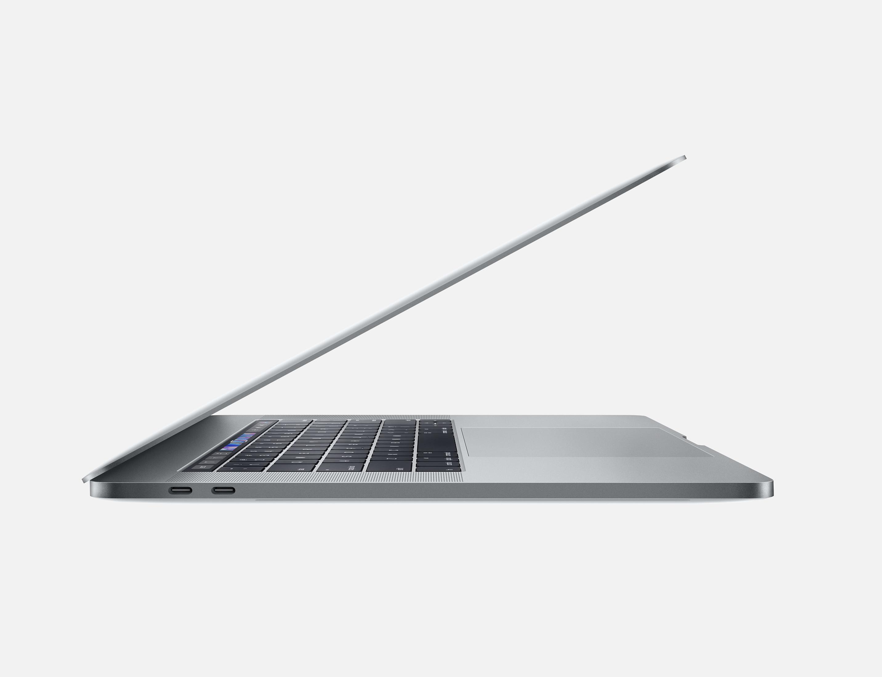 Laptop in einem Winkel, geöffnet auf einer weißen Oberfläche. Das Display zeigt eine Website.