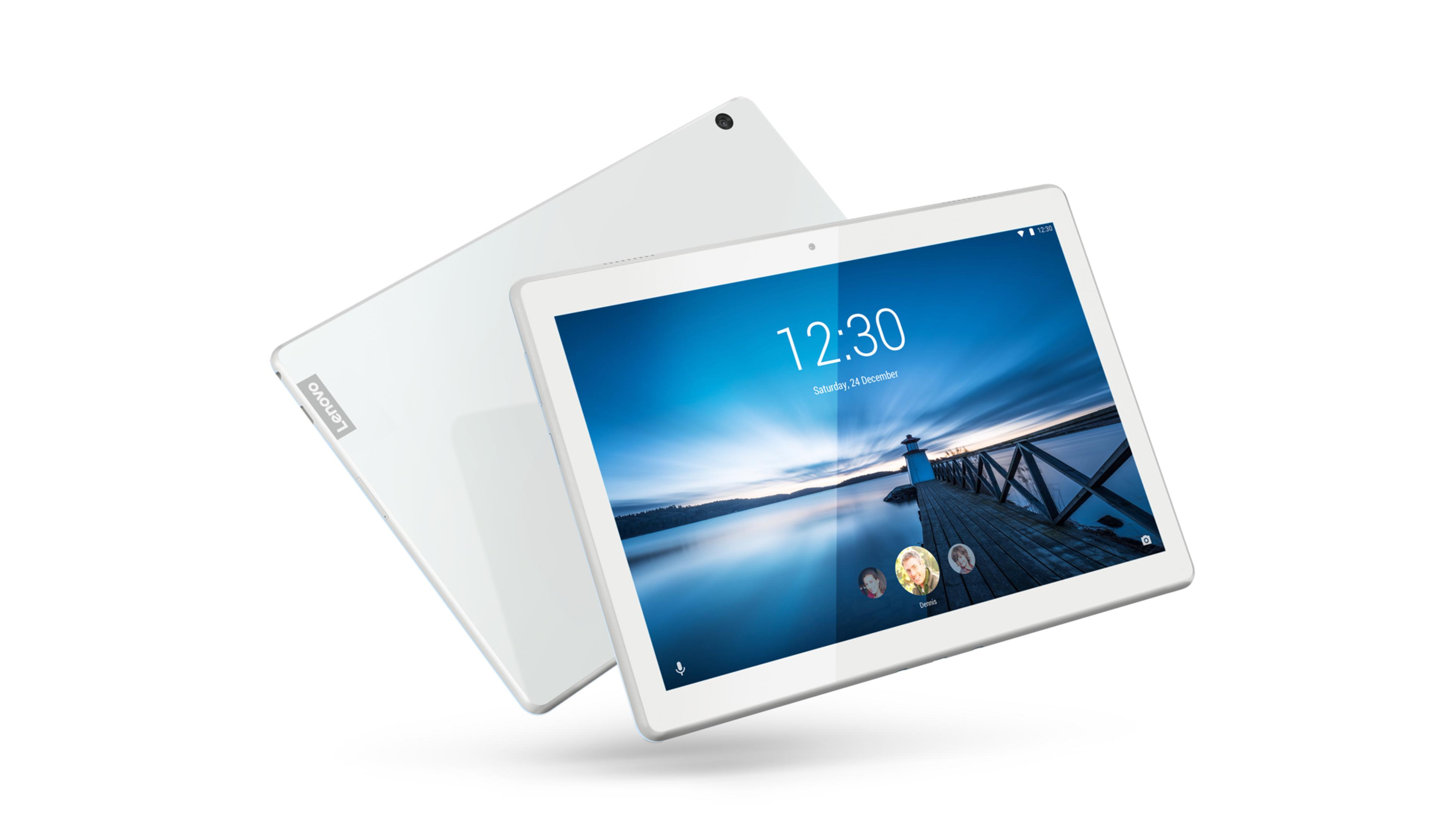 Weißes Tablet mit hellem Bildschirm, ein weiteres Tablet dahinter. Lenovo steht auf der Rückseite.
