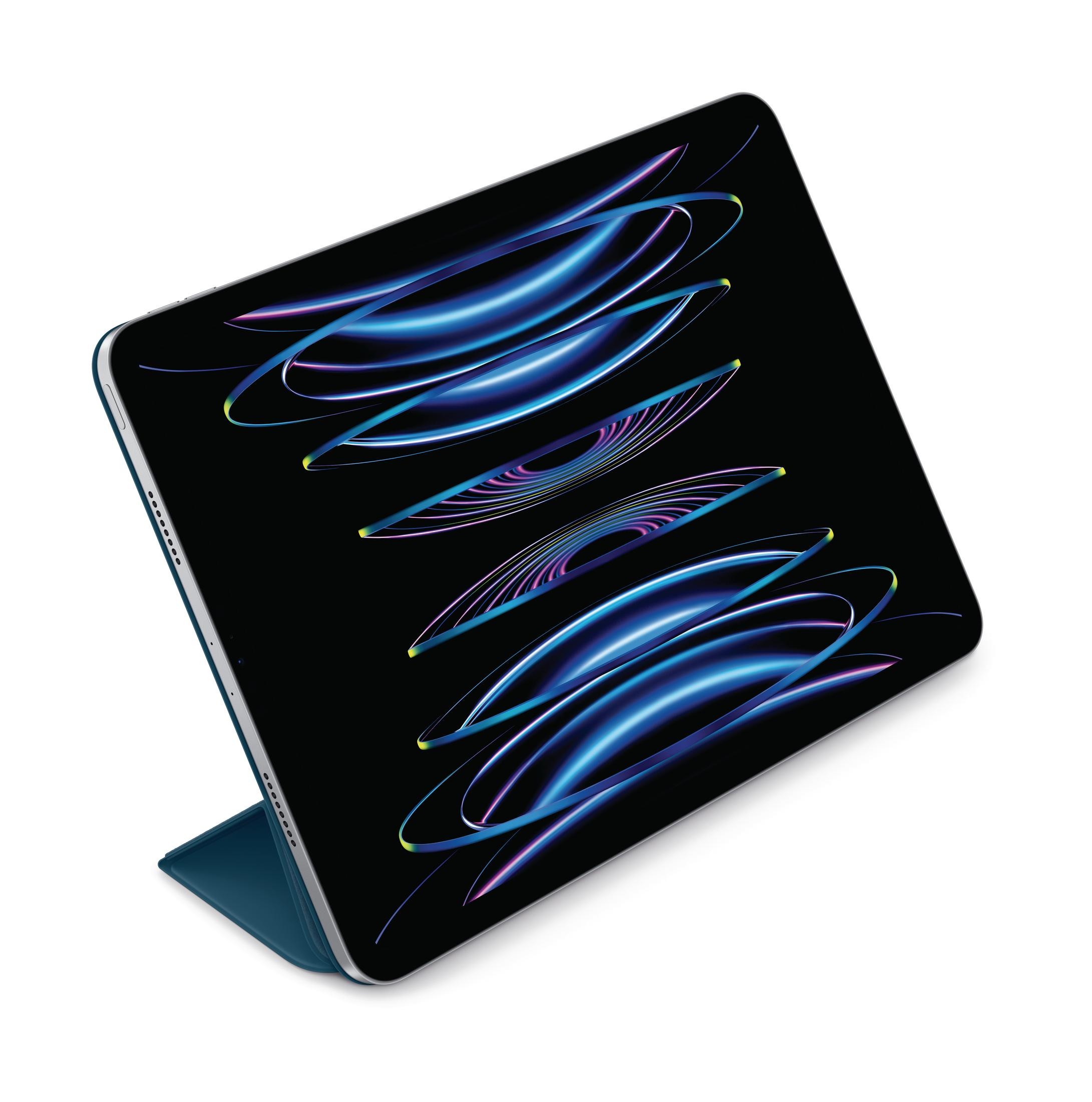 Ein blaues Tablet mit schwarzem Bildschirm, der blaue und rosa Formen zeigt, abgewinkelt auf weißem Hintergrund.