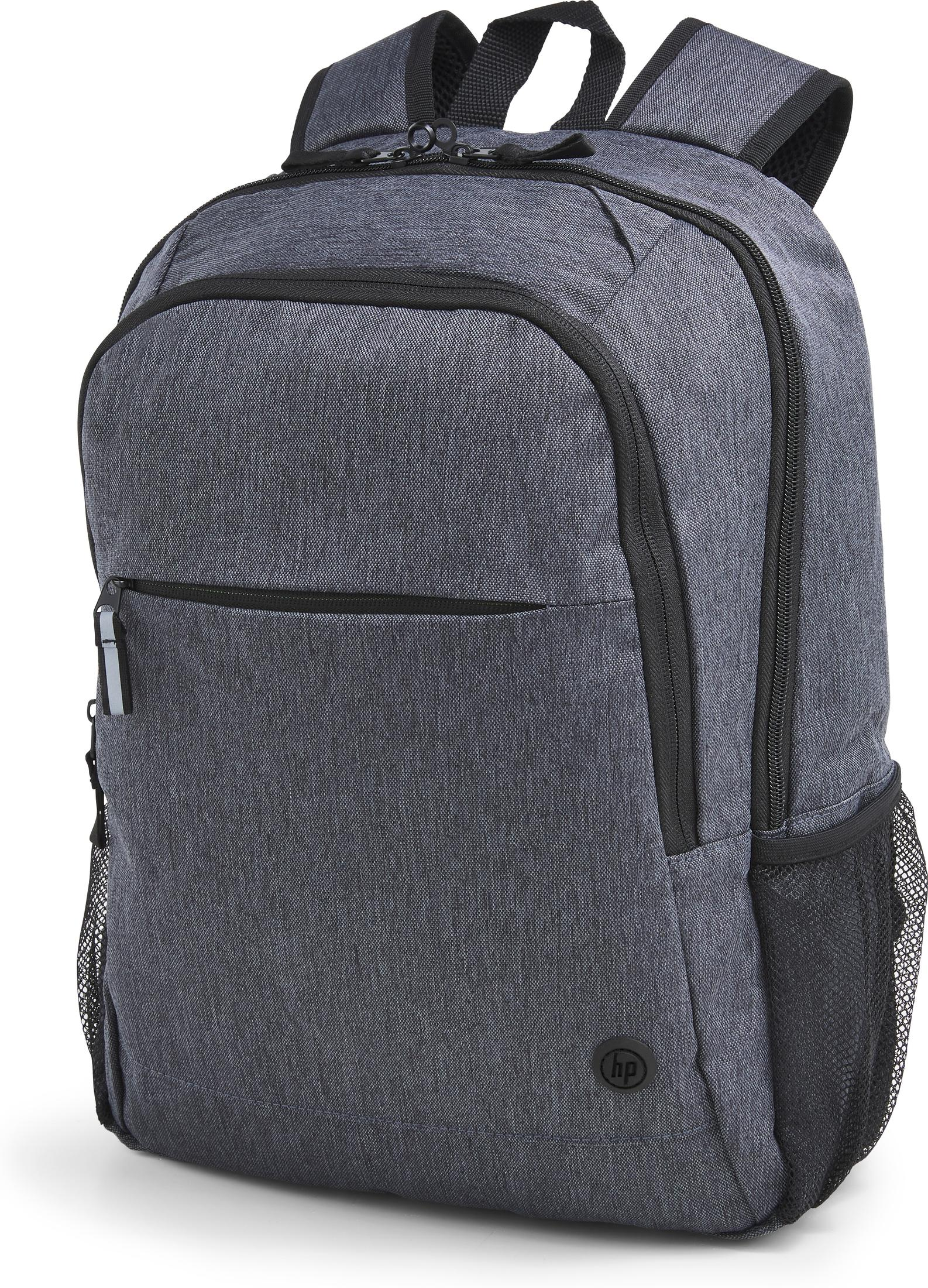 Grauer Rucksack mit schwarzen Akzenten, Taschen und einer seitlichen Netztasche. Isoliert auf Weiß.