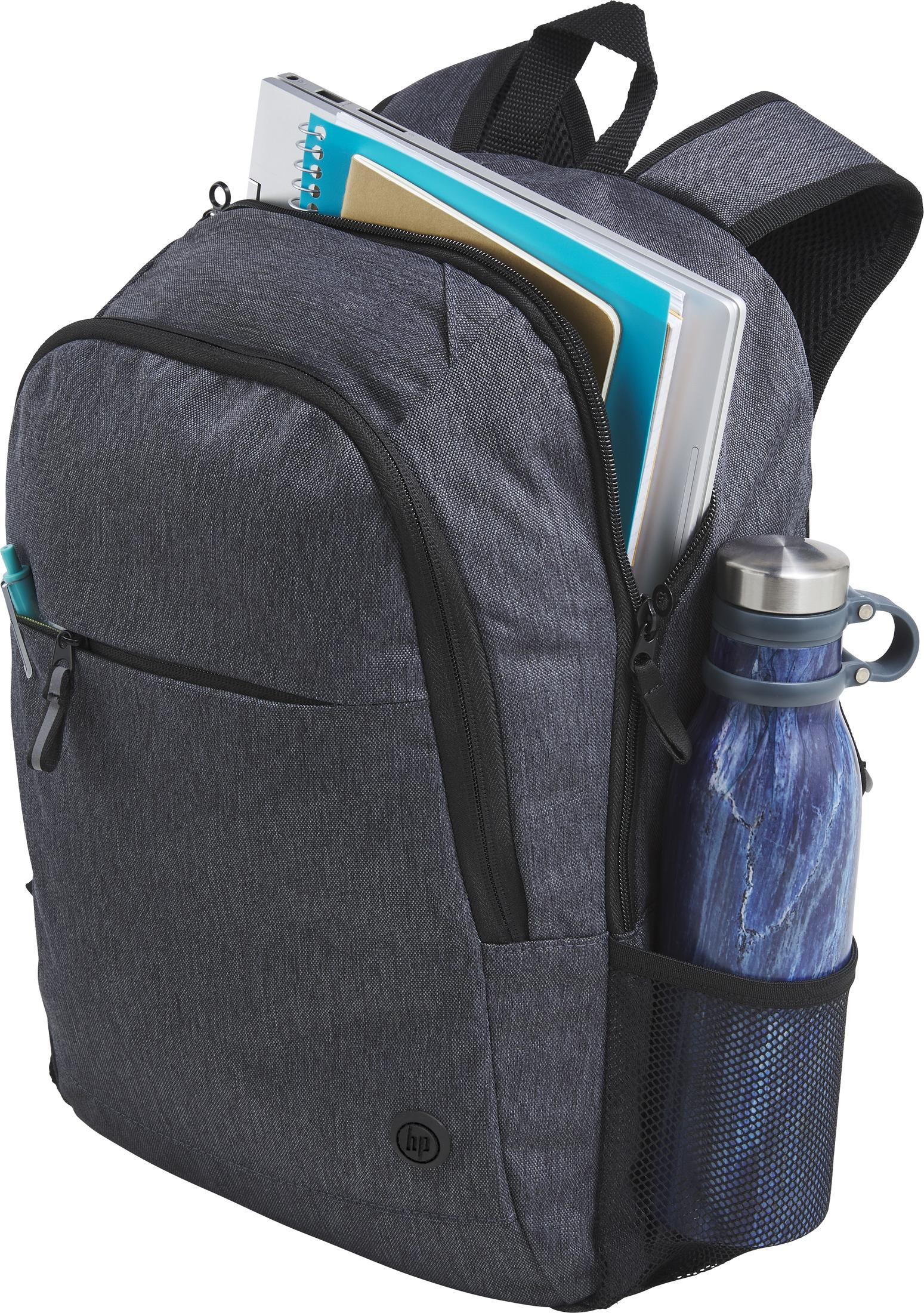 Ein grauer Rucksack mit einer Wasserflasche und Notizbüchern in der Seitentasche.