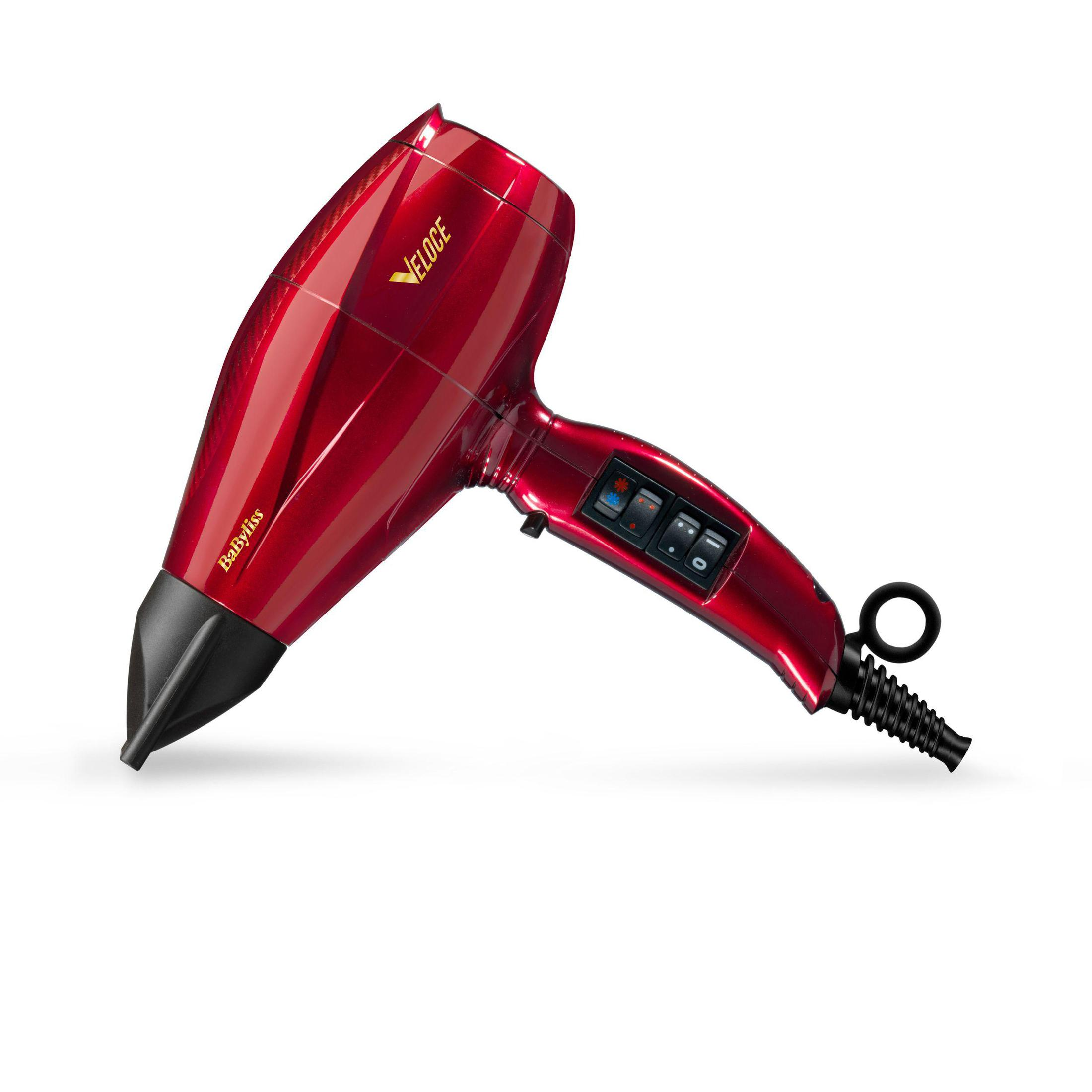 Roter Babyliss Haartrockner. Schwarze Düse, Griff und Netzkabel. Goldener Schriftzug an der Seite.