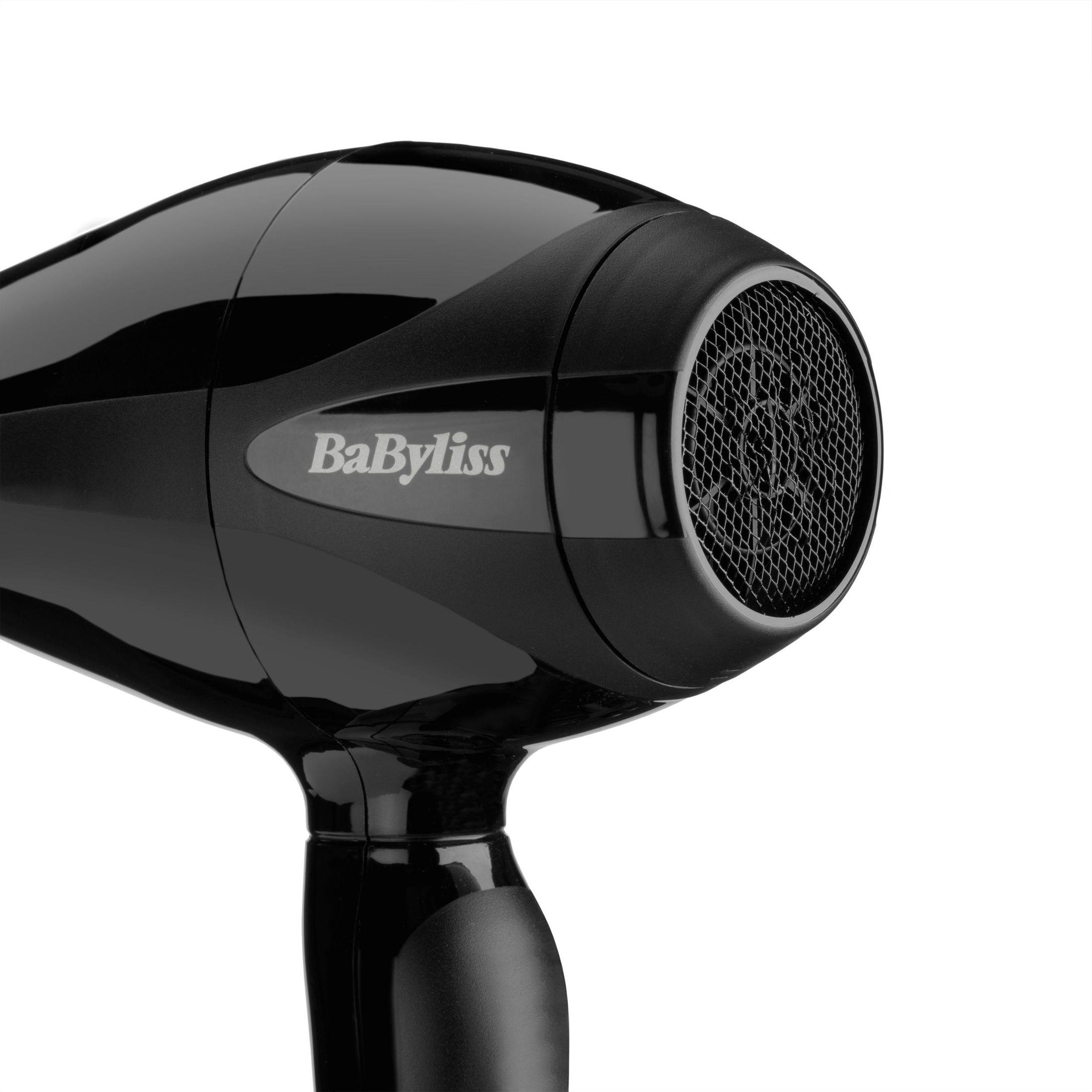 Zwarte Babyliss haardroger. De merknaam is zichtbaar. Focus op de mond.