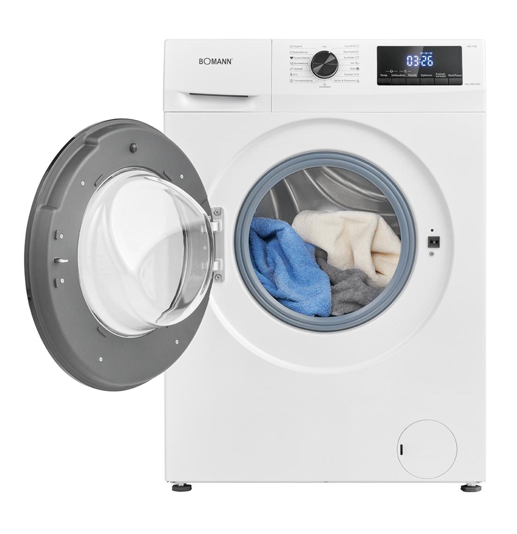 Biała pralka z otwartymi drzwiami, ukazująca pranie. Wyświetlacz cyfrowy. Białe tło.