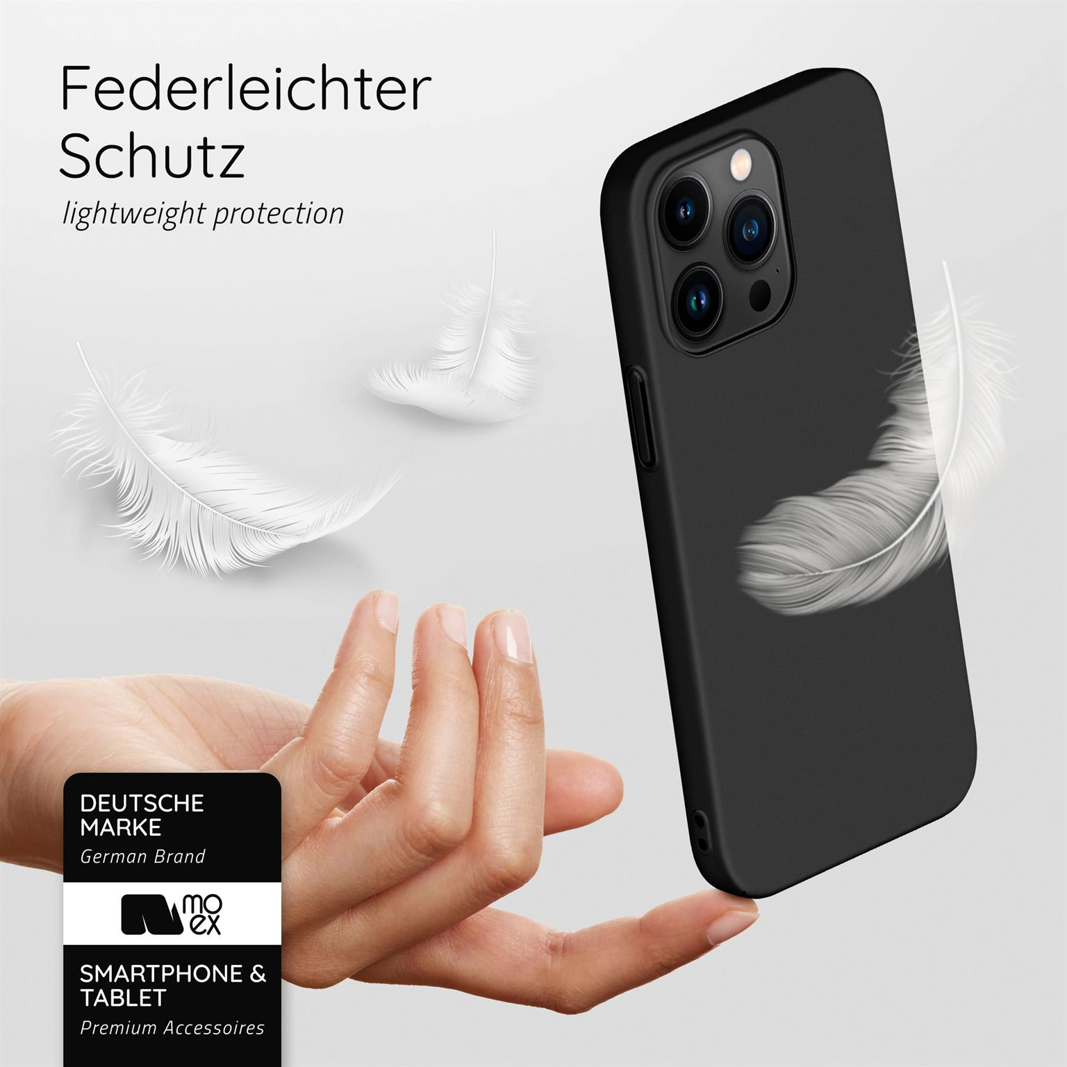 Eine schwarze Handyhülle auf weißer Oberfläche, mit einem schwarzen Telefon, das eine Kameraerhöhung und eine dünne Hülle zeigt.