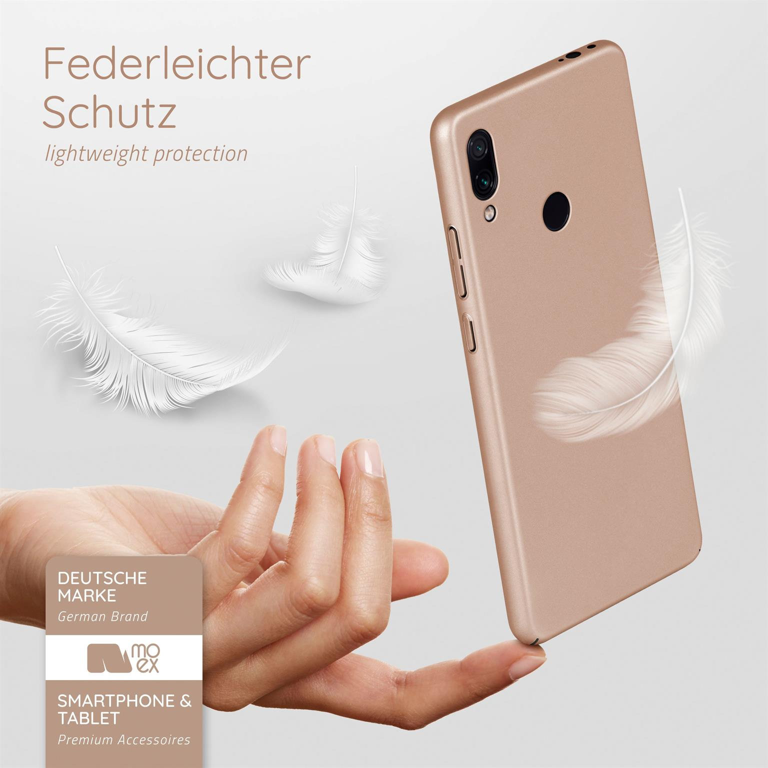 Hand hält eine Handyhülle, Federn im Hintergrund und Text.