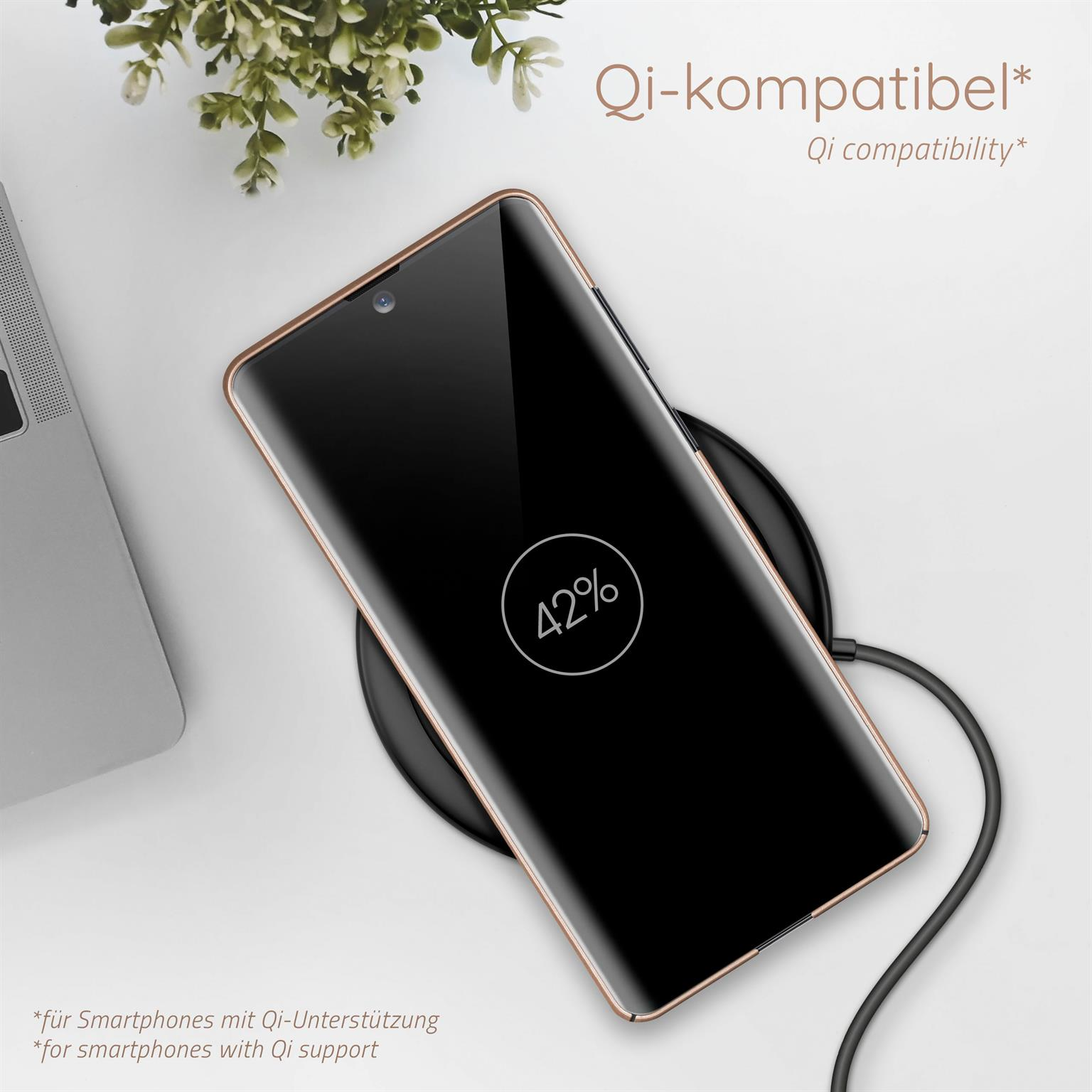Telefon lädt auf einem kabellosen Ladegerät. Text: Qi-kompatibel.
