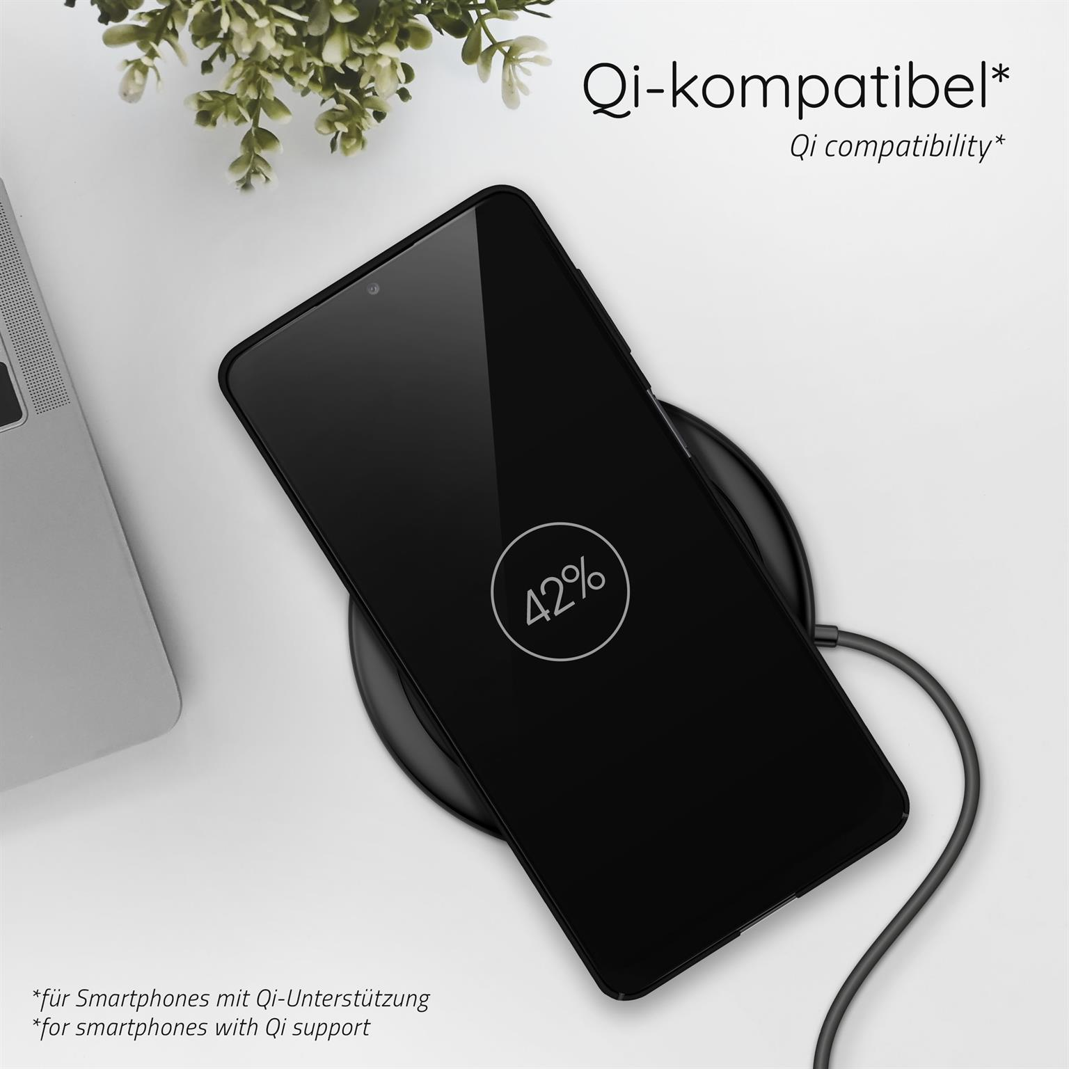 Schwarzes Telefon auf kabellosem Ladegerät mit 42 % Ladeanzeige. Weißer Hintergrund mit Pflanze und Laptop.