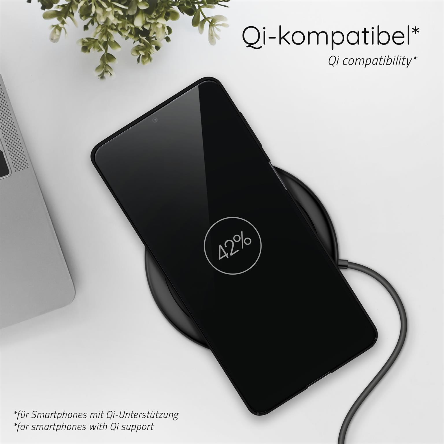 Telefon kabellos aufladen. Schwarzes Telefon auf einem schwarzen Ladegerät. Weißer Hintergrund.