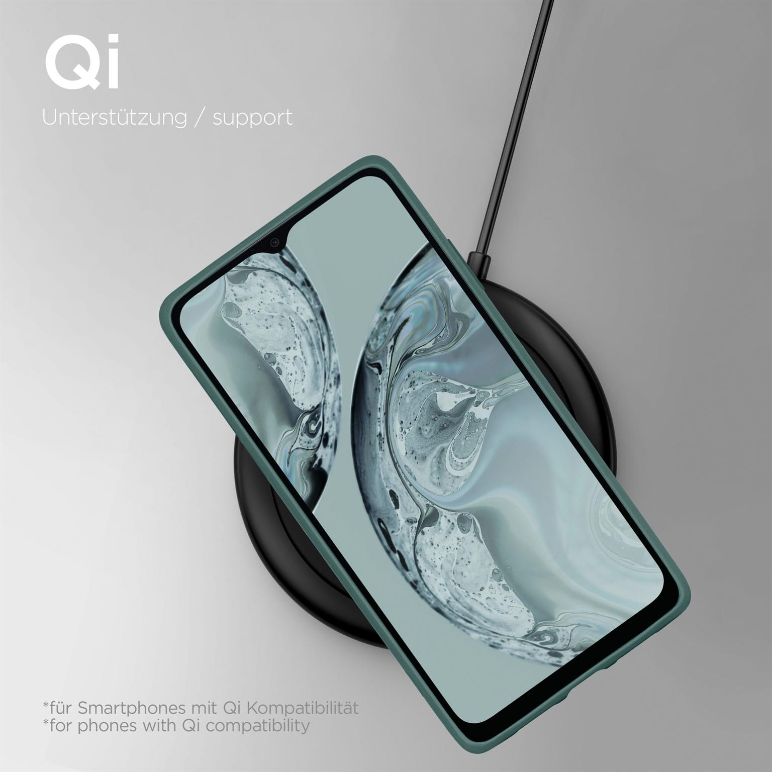 Telefon auf kabellosem Ladegerät mit grüner Hülle.