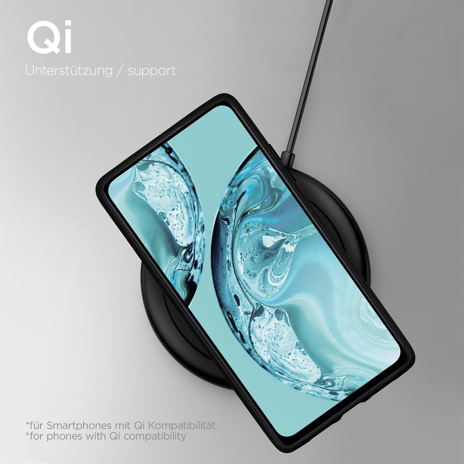 Ein Telefon in einer schwarzen Hülle auf einem schwarzen kabellosen Ladegerät. Bildschirm zeigt ein blaues Design.