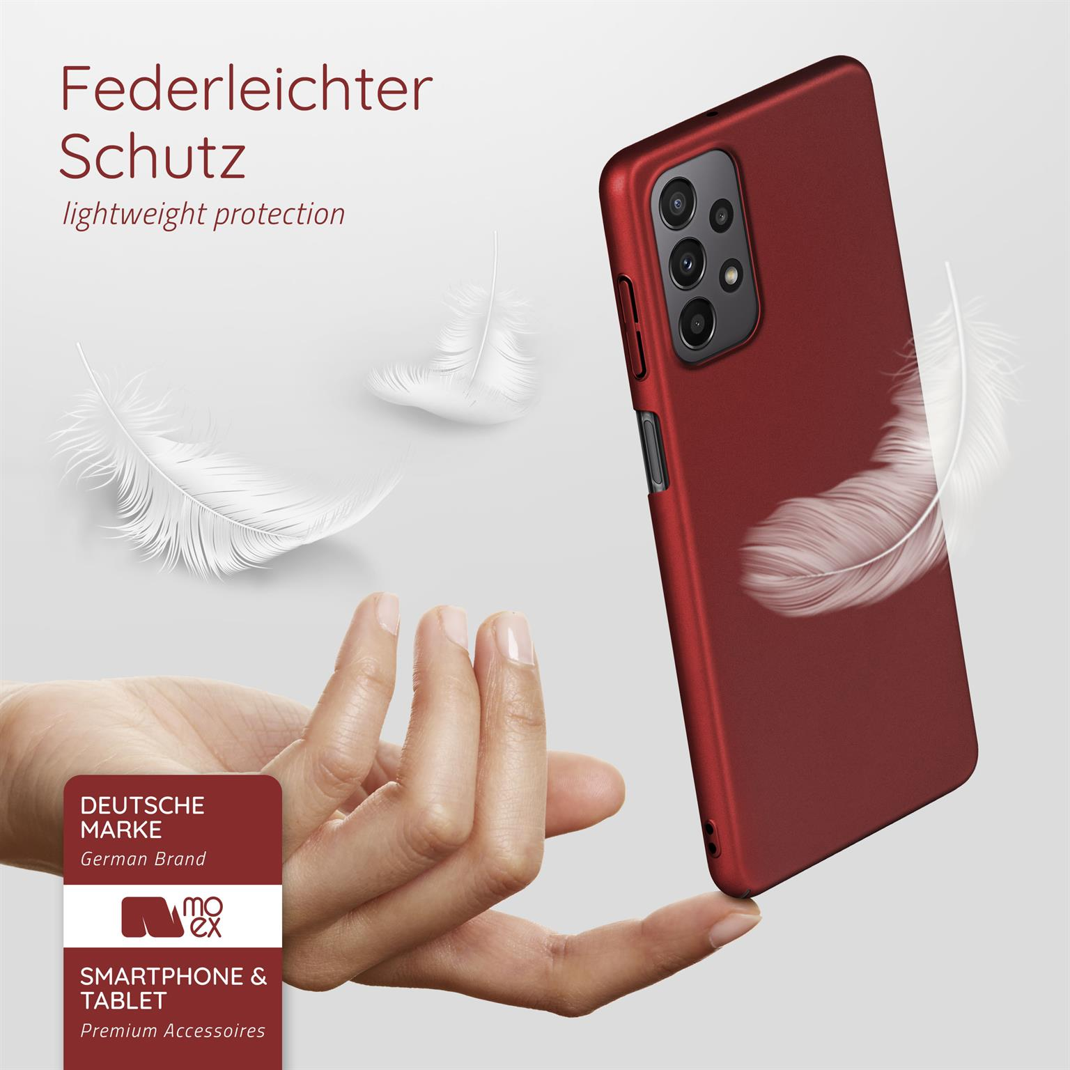 Eine Hand hält eine rote Handyhülle, Federn schweben in der Luft, und ein Markenlogo.