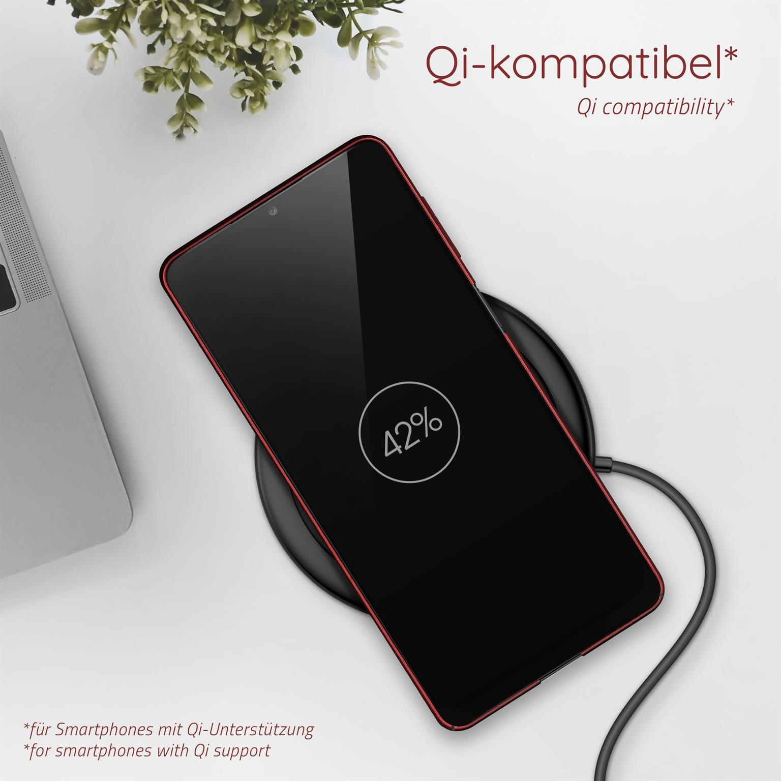 Ein Telefon, das drahtlos auf einem schwarzen Qi-Ladegerät geladen wird.