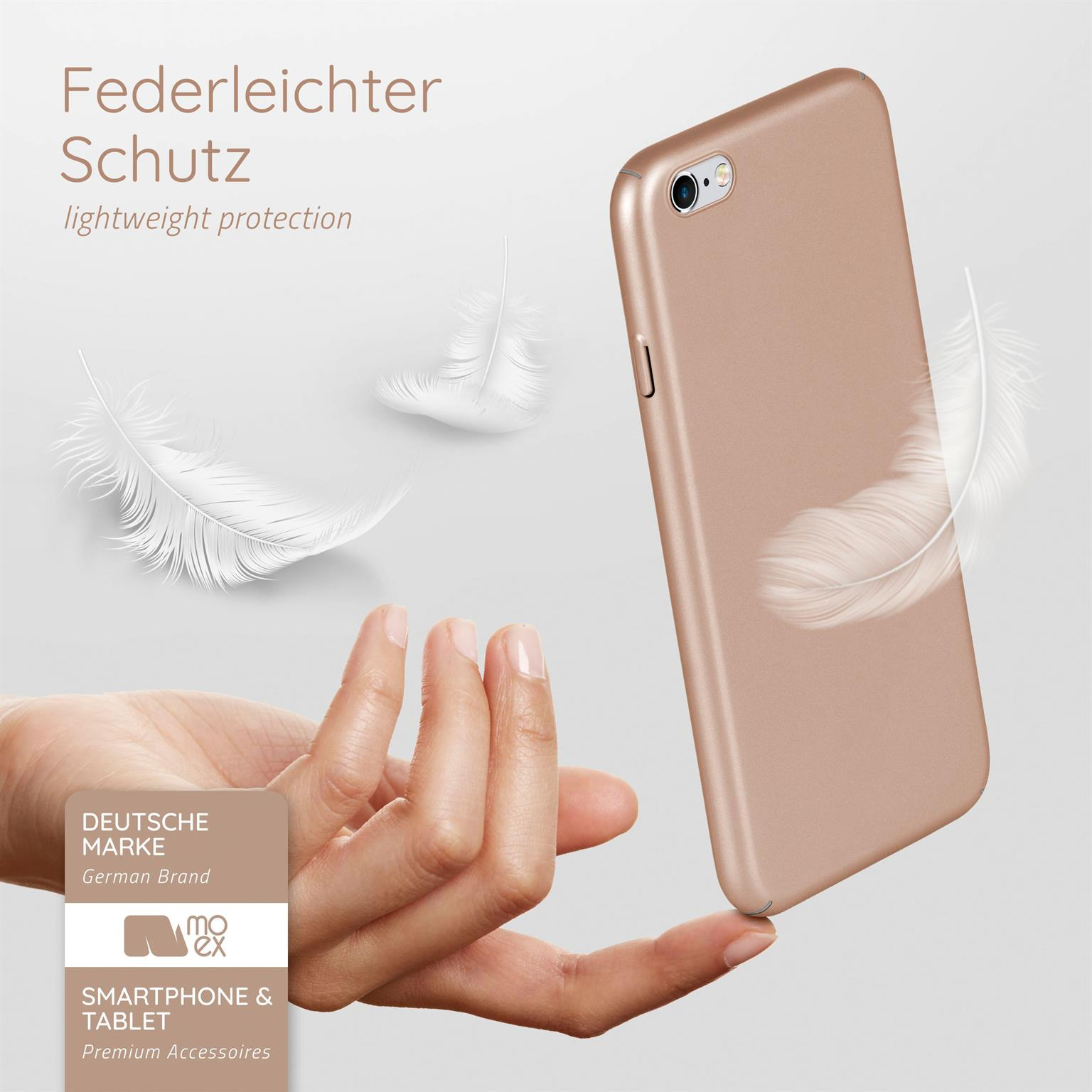 Hand hält Handyhülle mit Federn. Markenlogo unten links.