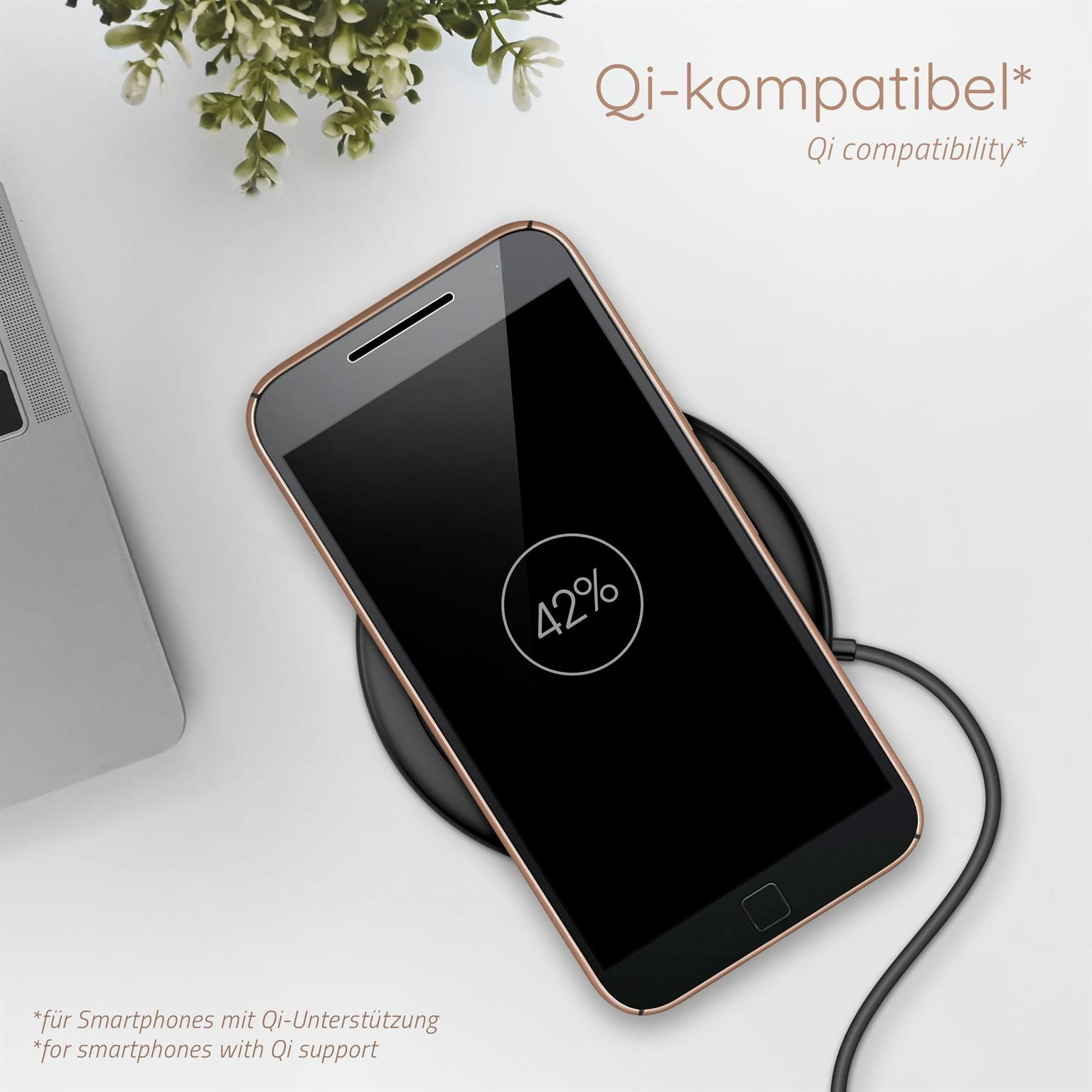 Goldenes Telefon kabellos geladen, mit 42 % Akku. Weißer und grüner Hintergrund.