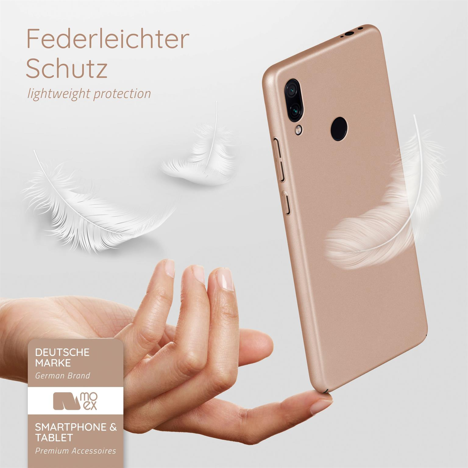Hand hält goldene Handyhülle mit Federn im Hintergrund und Logo.