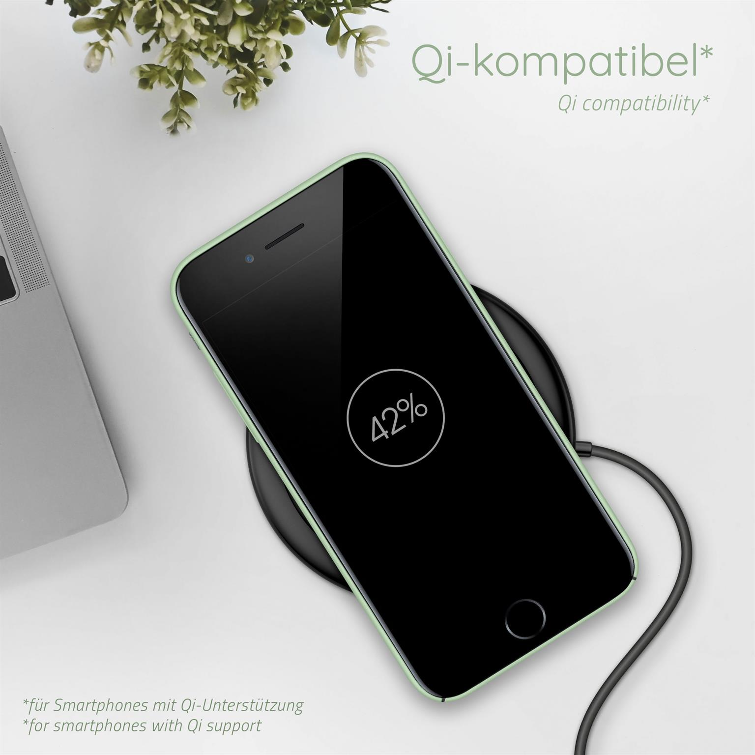 Telefon auf kabellosem Ladegerät, zeigt 42% Ladung. Grüne Hülle. Weißer Hintergrund.