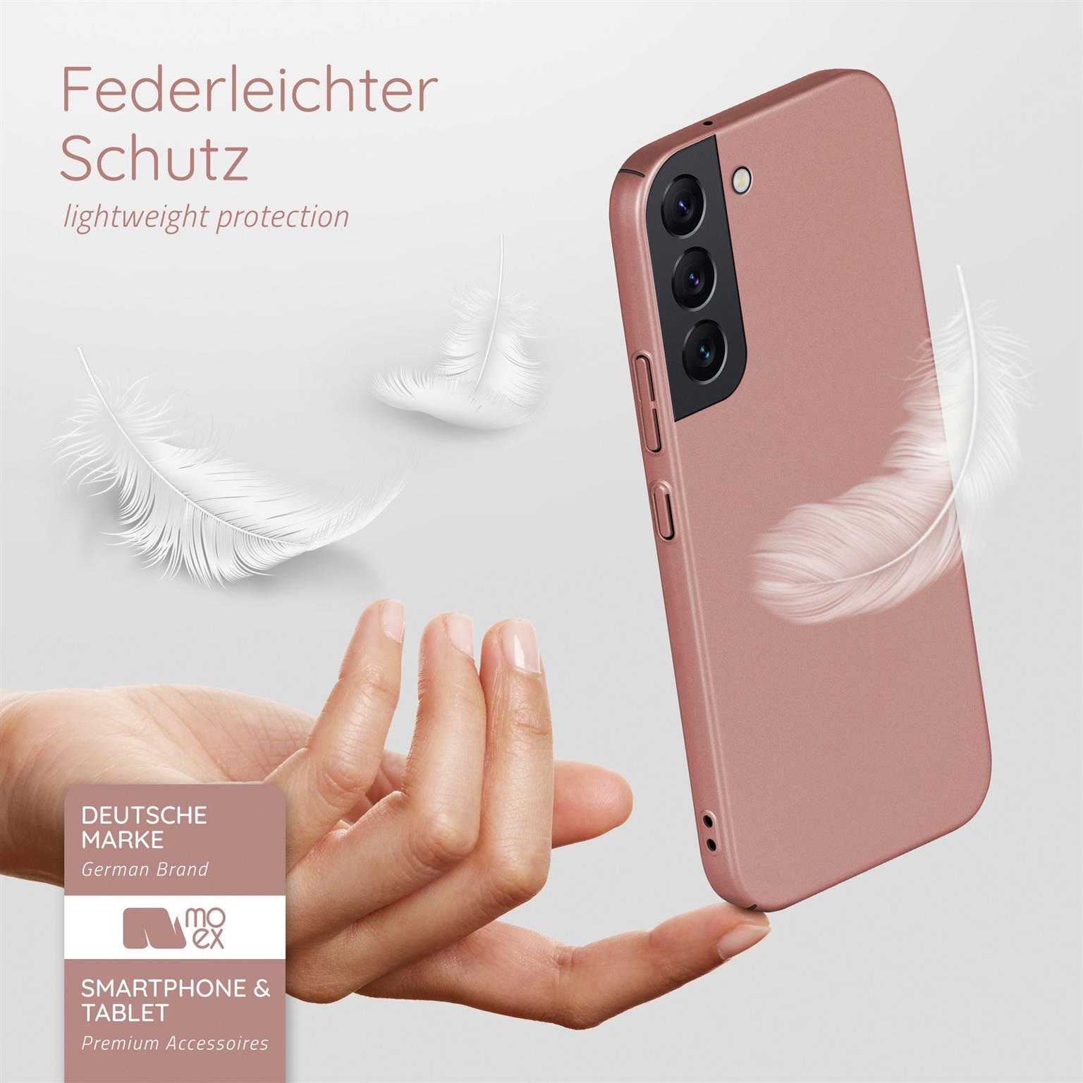 Hand hält eine roségoldfarbene Handyhülle, mit weißen Federn und Text: Leichter Schutz. Deutsche Marke.