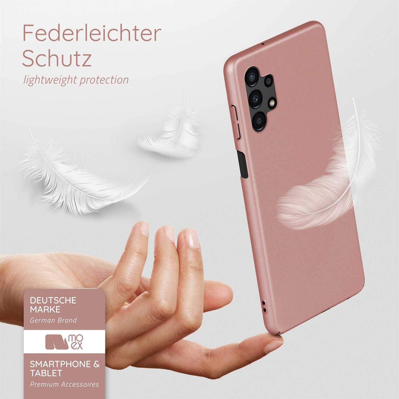 Eine rosa Handyhülle mit drei weißen Federn. Hand hält die Hülle.