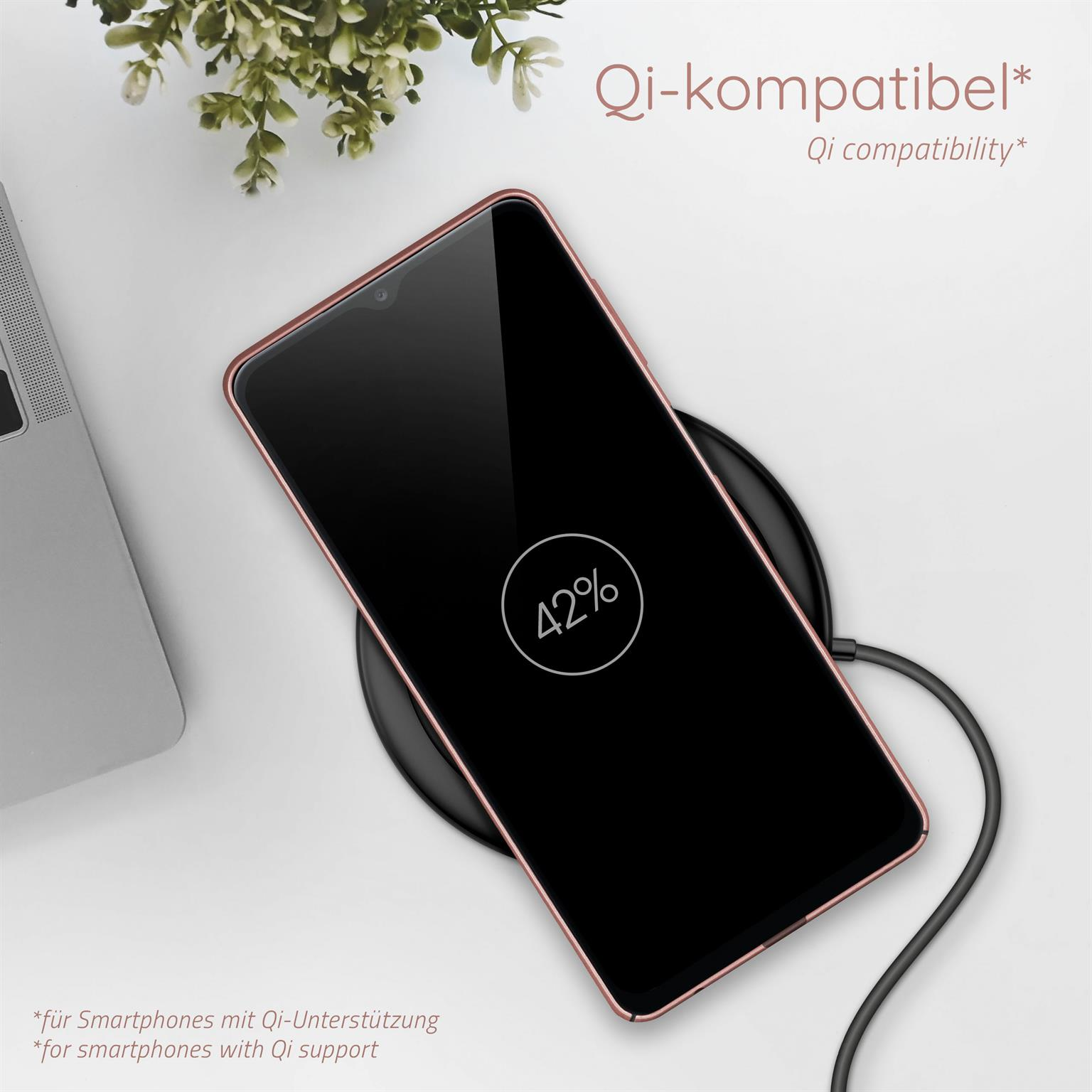 Telefon, das kabellos auf einem schwarzen Pad geladen wird, mit 42 % Anzeige. Weißer und grüner Hintergrund.