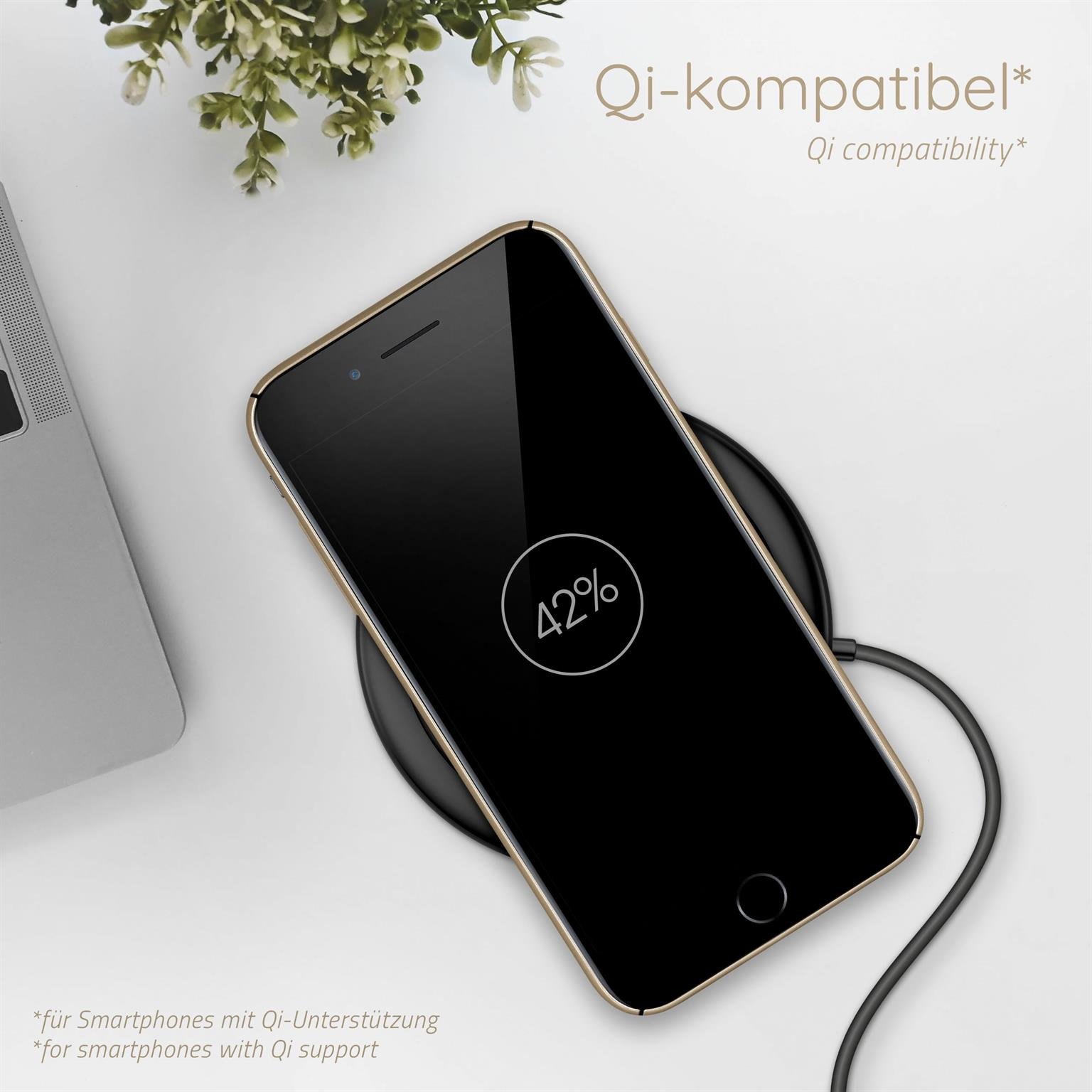 Schwarzes Telefon lädt auf kabellosem Ladegerät. Goldene Hülle. Weißer Hintergrund.
