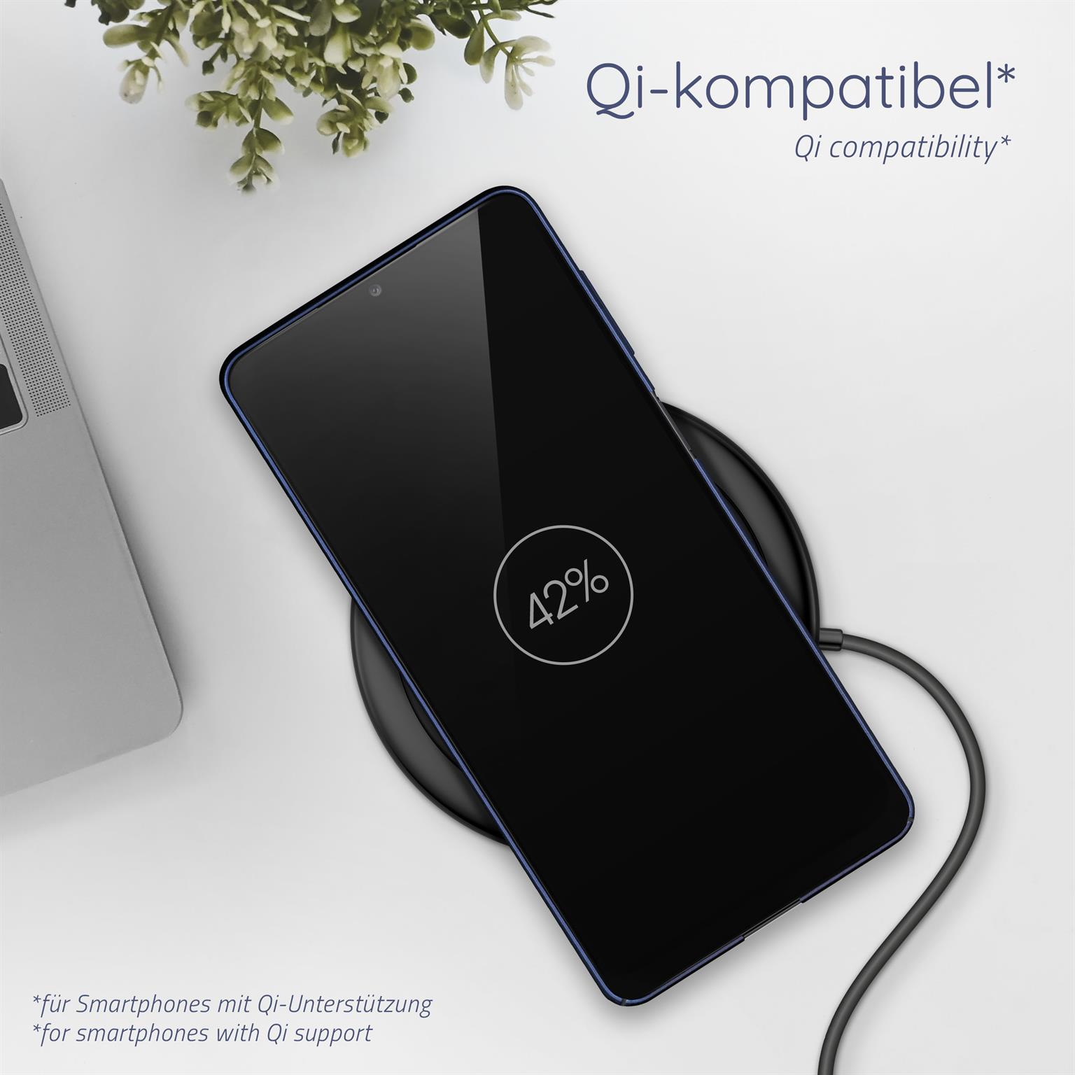 Telefon, das kabellos auf einem schwarzen Pad geladen wird, mit 42 % Anzeige. Weißer und grüner Hintergrund.