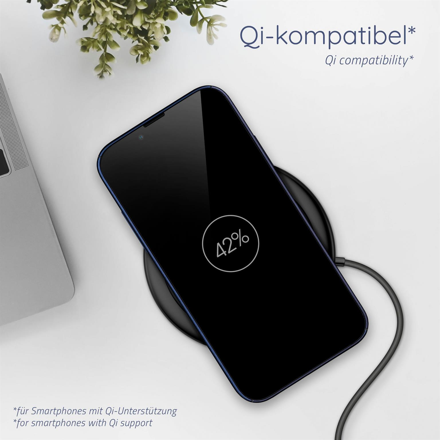 Blaues Telefon, das auf einem kabellosen Ladegerät geladen wird, zeigt 42% mit weißem Hintergrund.