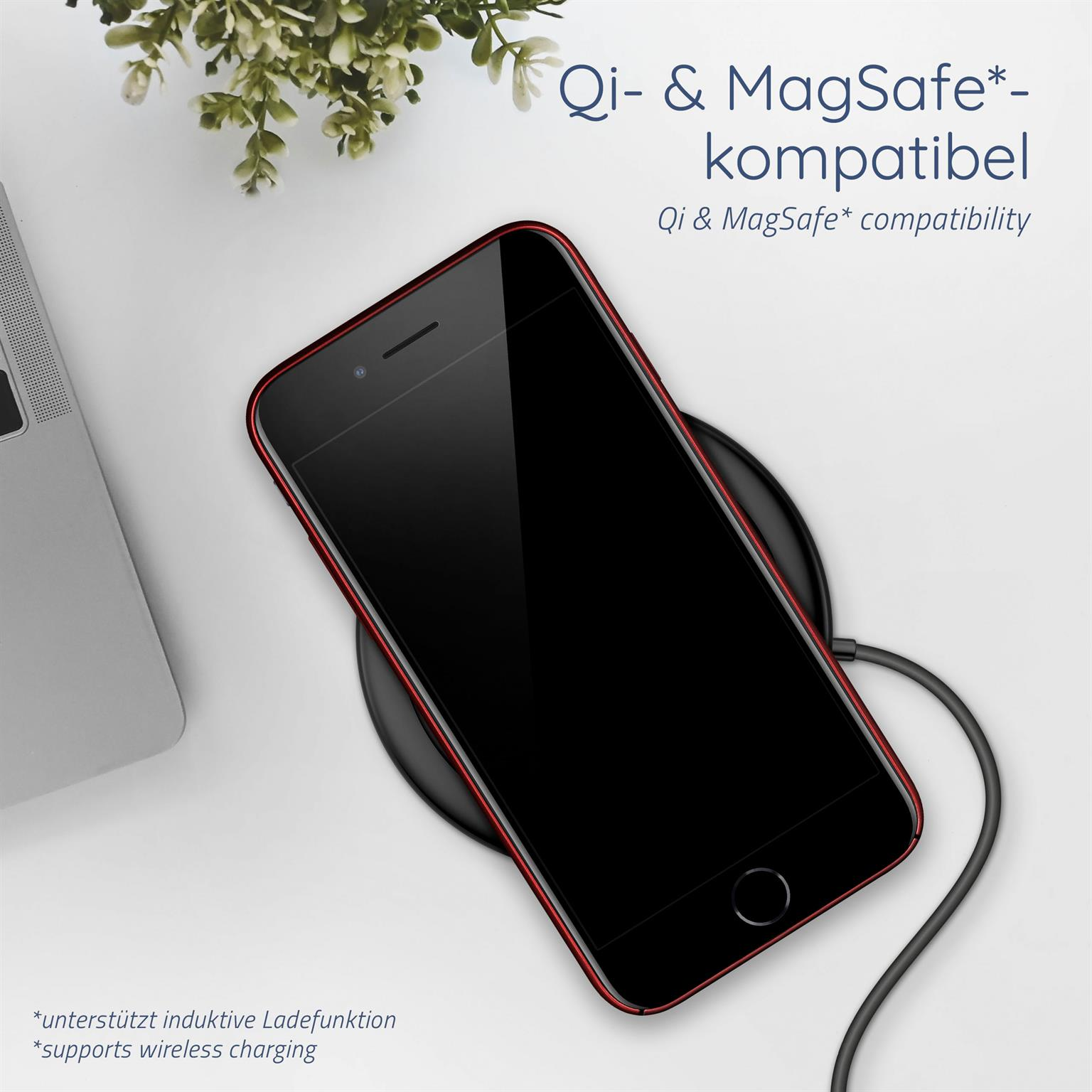 Schwarzes Telefon auf kabellosem Ladegerät. Rote Handyhülle, weißer Hintergrund. Text: Qi & MagSafe kompatibel.