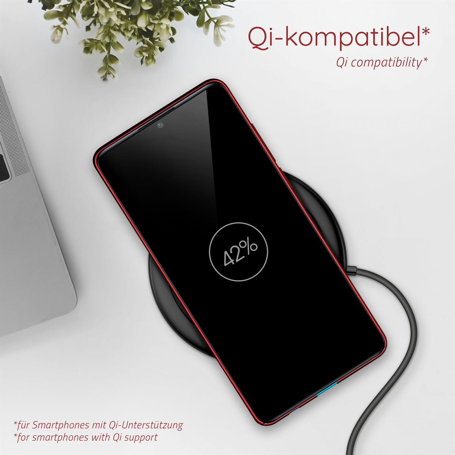 Telefon auf Ladegerät, zeigt 42 % Ladung an. Text: Qi-kompatibel. Hintergrund: weiße Oberfläche.