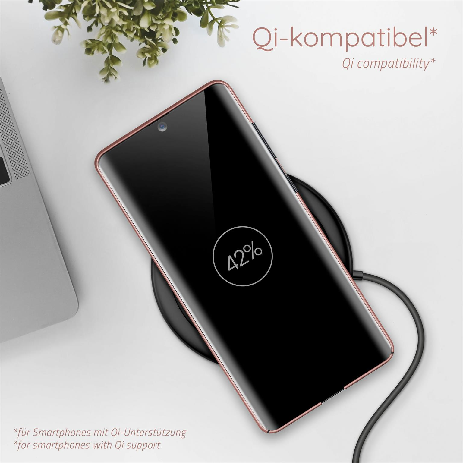 Ein Telefon, das auf einem kabellosen Ladegerät geladen wird, mit 42% Anzeige und Text zur Qi-Kompatibilität.