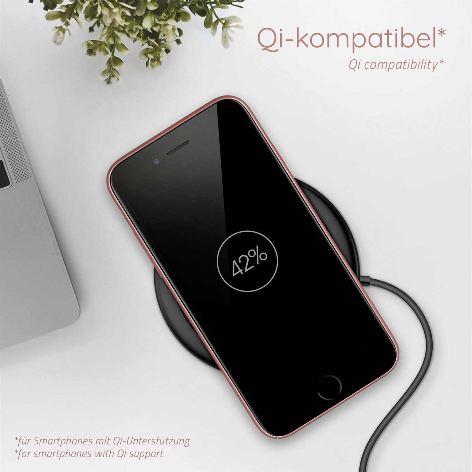Ein Telefon, das auf einem kabellosen Ladegerät geladen wird, mit 42% Anzeige und Text zur Qi-Kompatibilität.