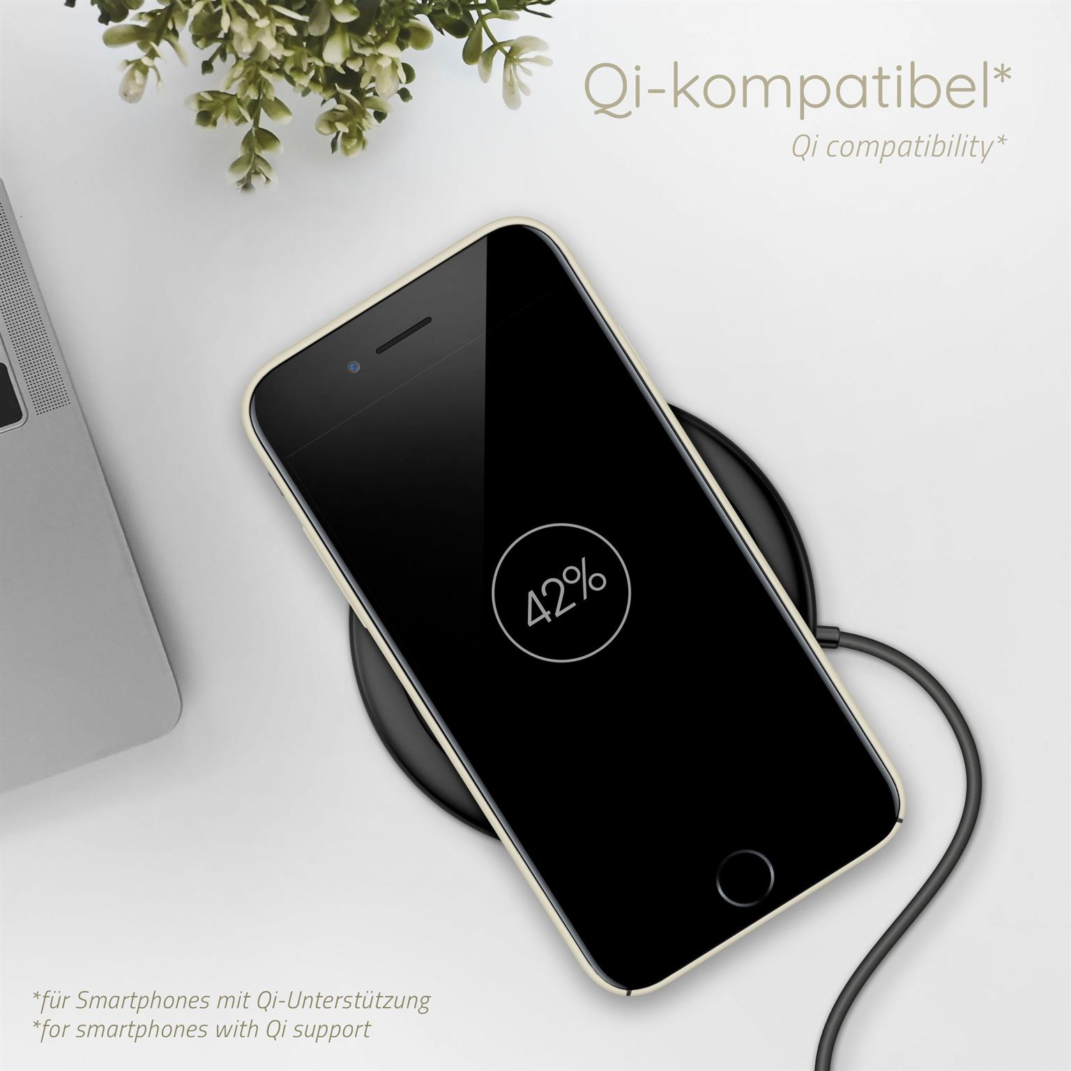 Telefon auf kabellosem Ladegerät, 42% Ladung. Weißer Hintergrund. Text: Qi-Kompatibilität.