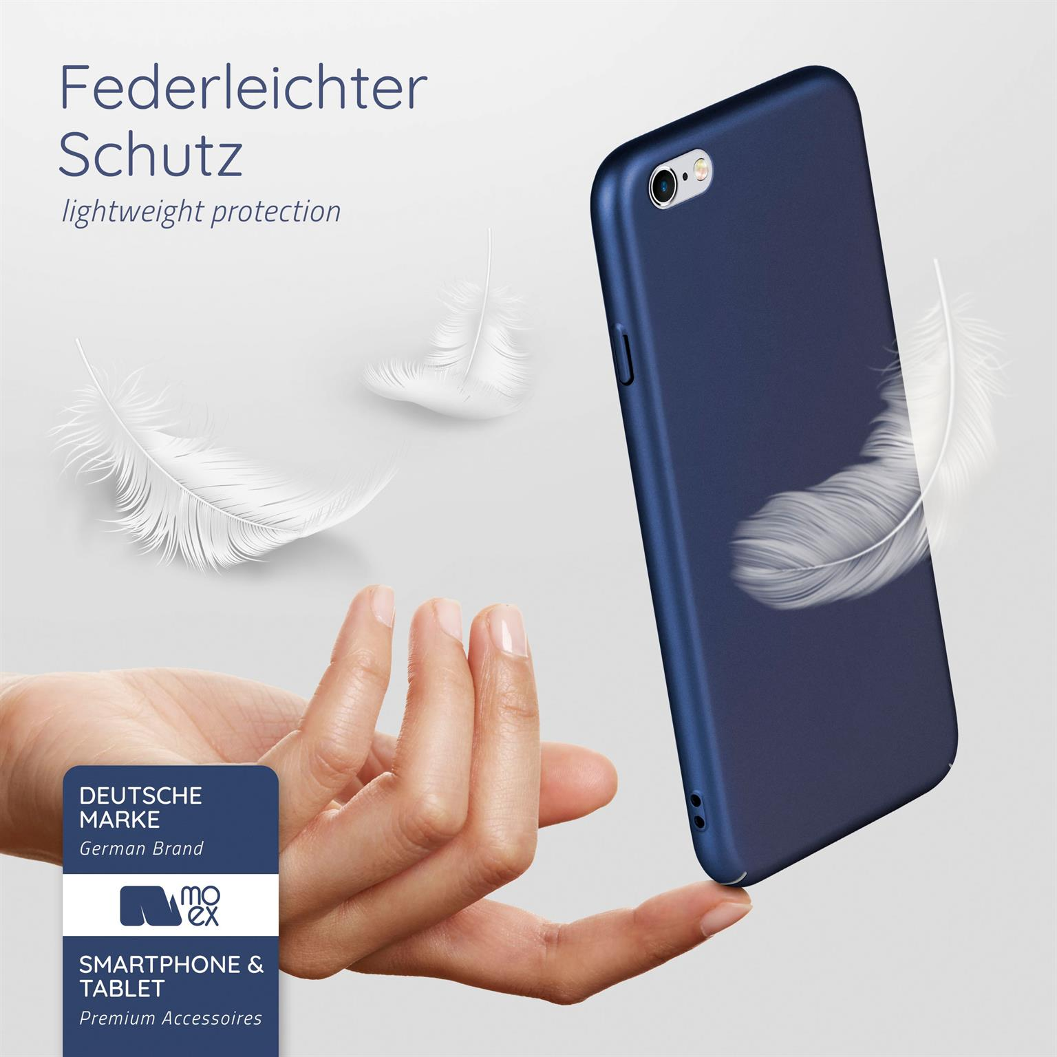 Hand hält eine blaue Handyhülle mit weißen Federn im Hintergrund.