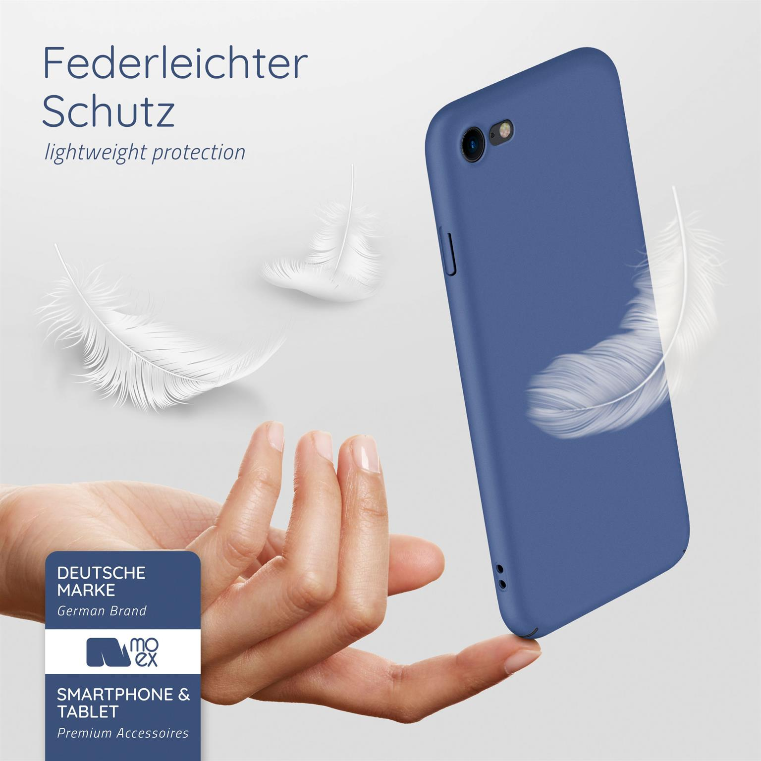 Hand hält blaue Handyhülle, weiße Federn schweben im Hintergrund.