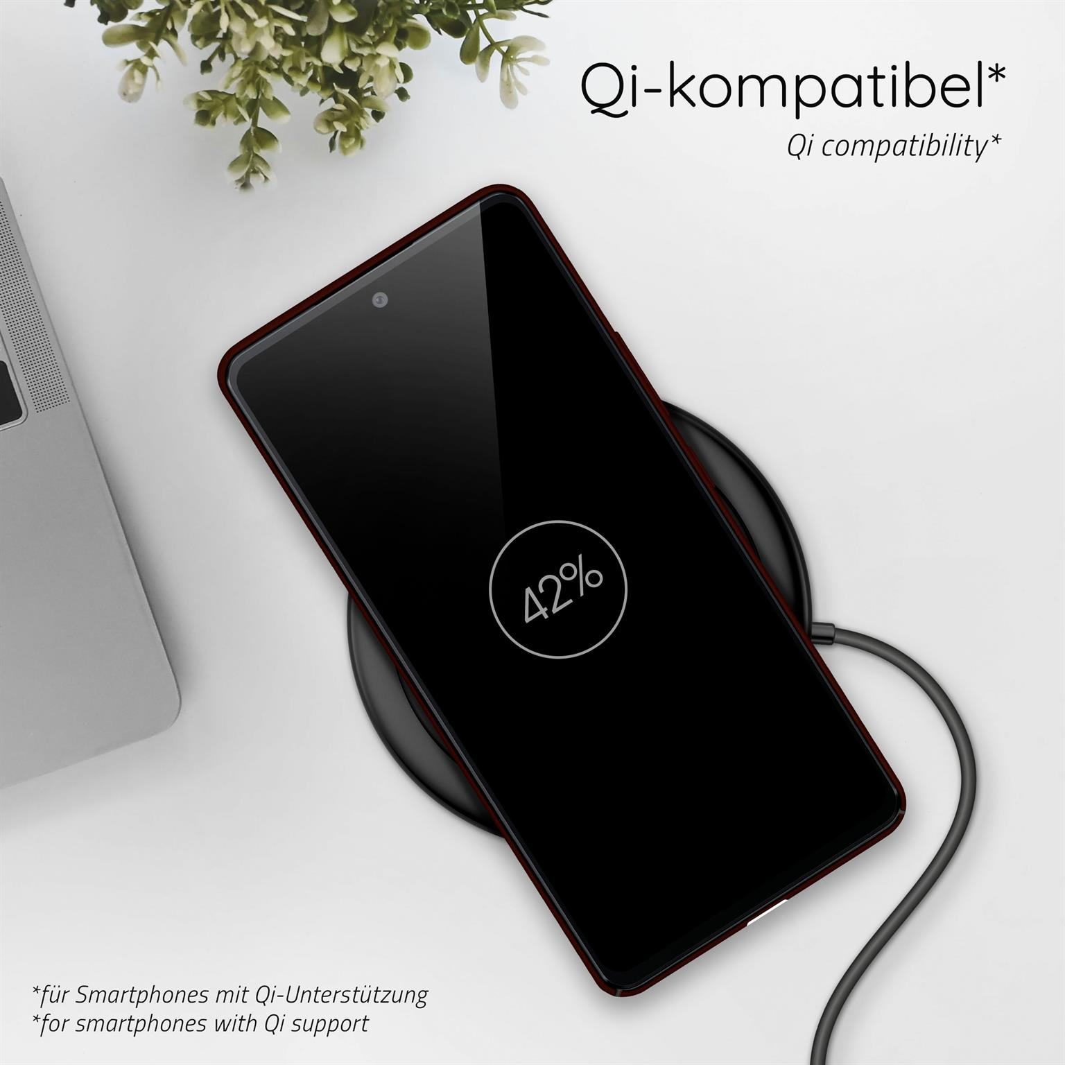 Ein schwarzes Telefon wird auf einem schwarzen kabellosen Ladegerät aufgeladen. Der Bildschirm zeigt 42% an.
