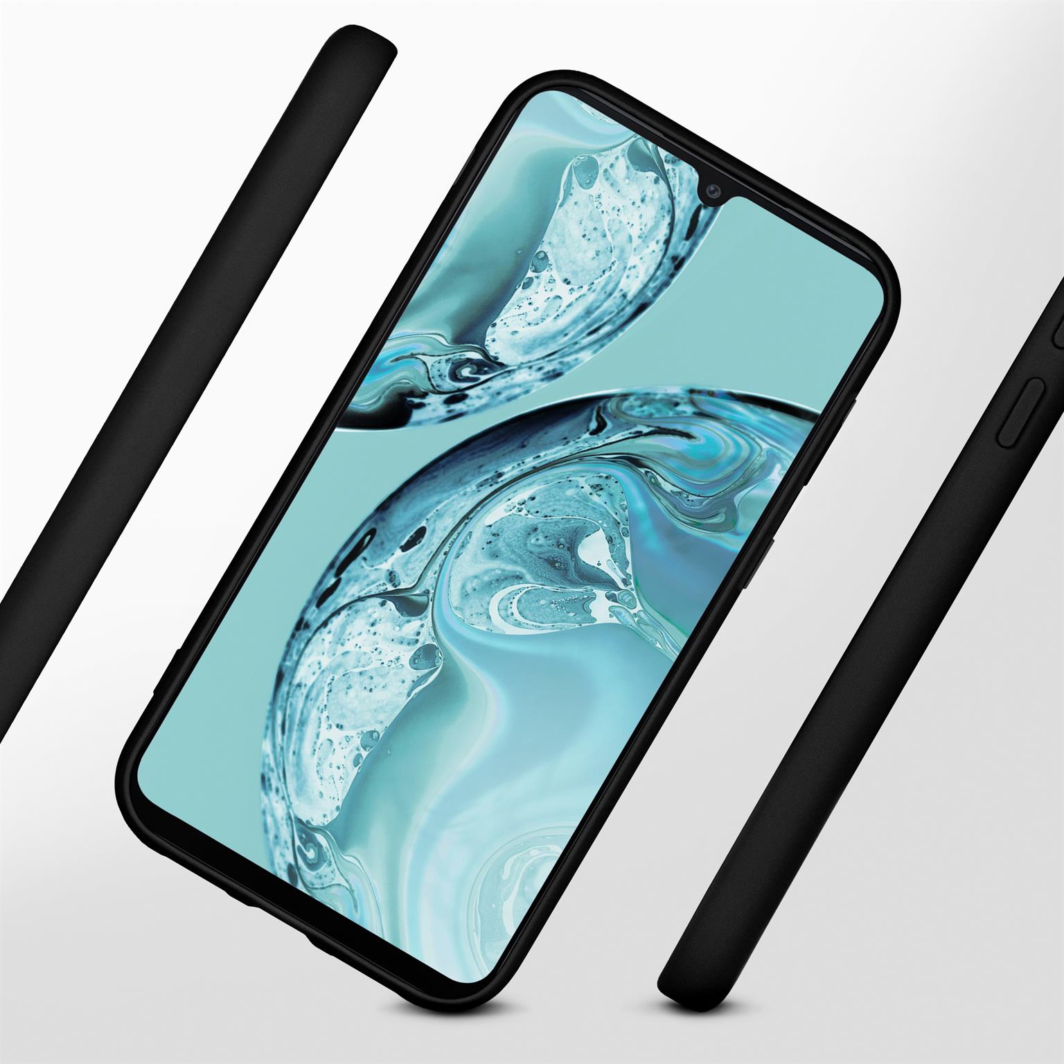 Schwarzes Telefon mit Display und drei schwarze Handyhüllen auf weißem Grund.