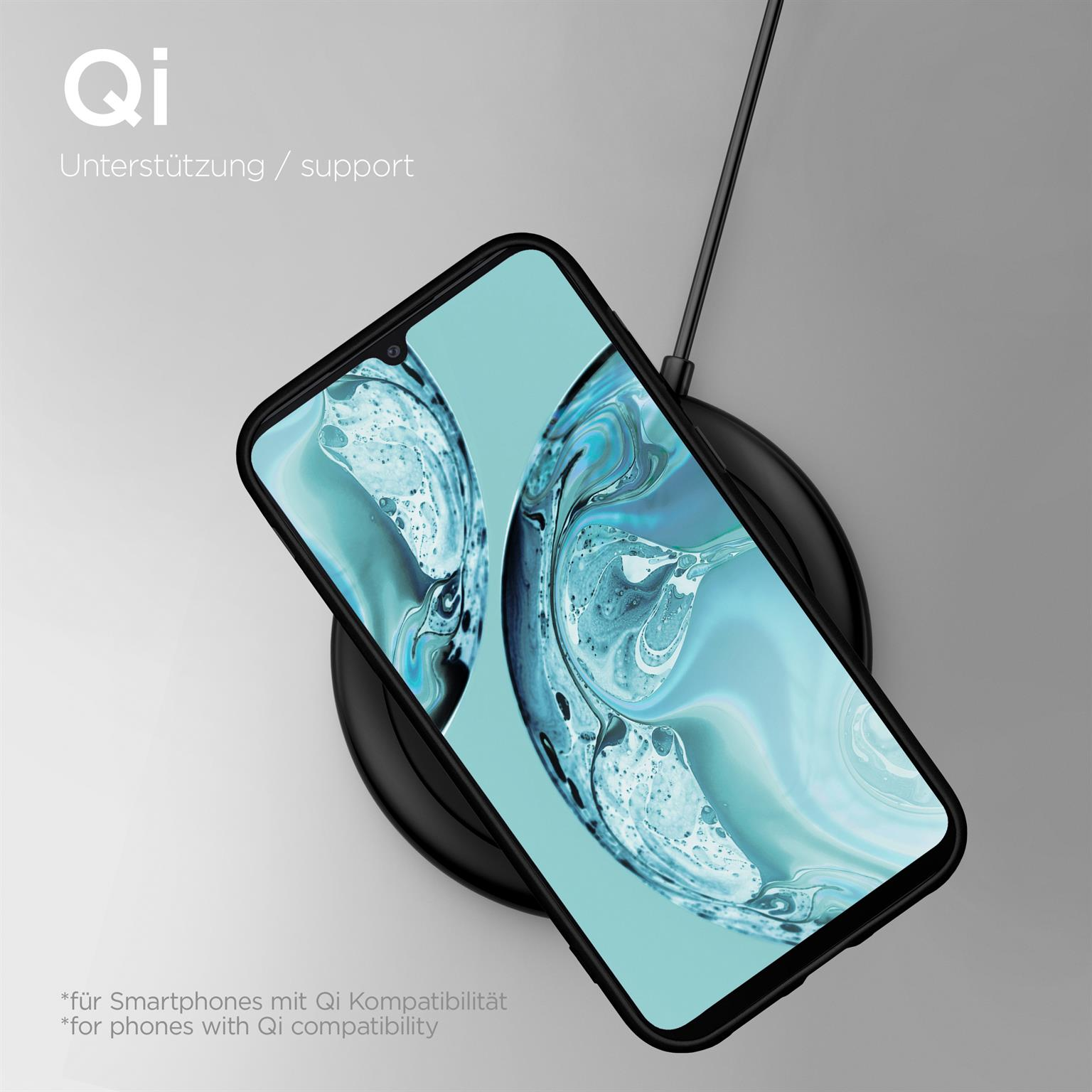 Telefon auf kabellosem Ladegerät. Schwarzes Telefon mit schwarzer Hülle. Grauer Hintergrund.