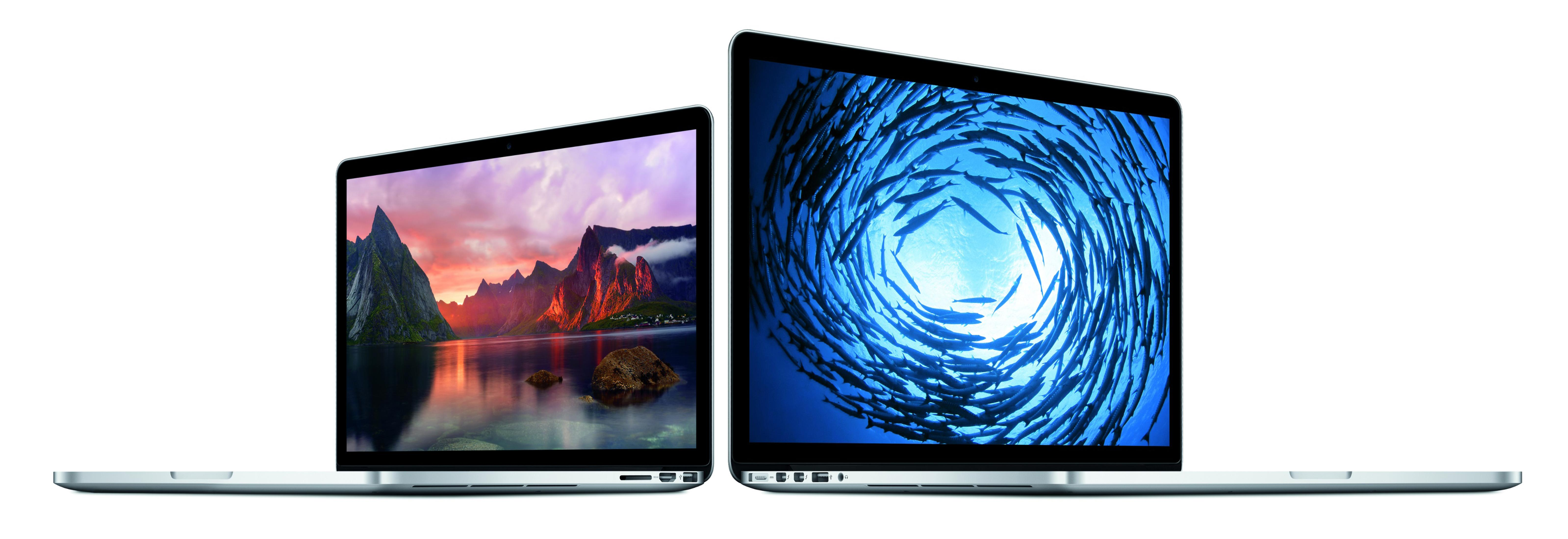 Dwa otwarte laptopy MacBook. Jeden wyświetla góry, drugi ma na ekranie ławicę ryb.