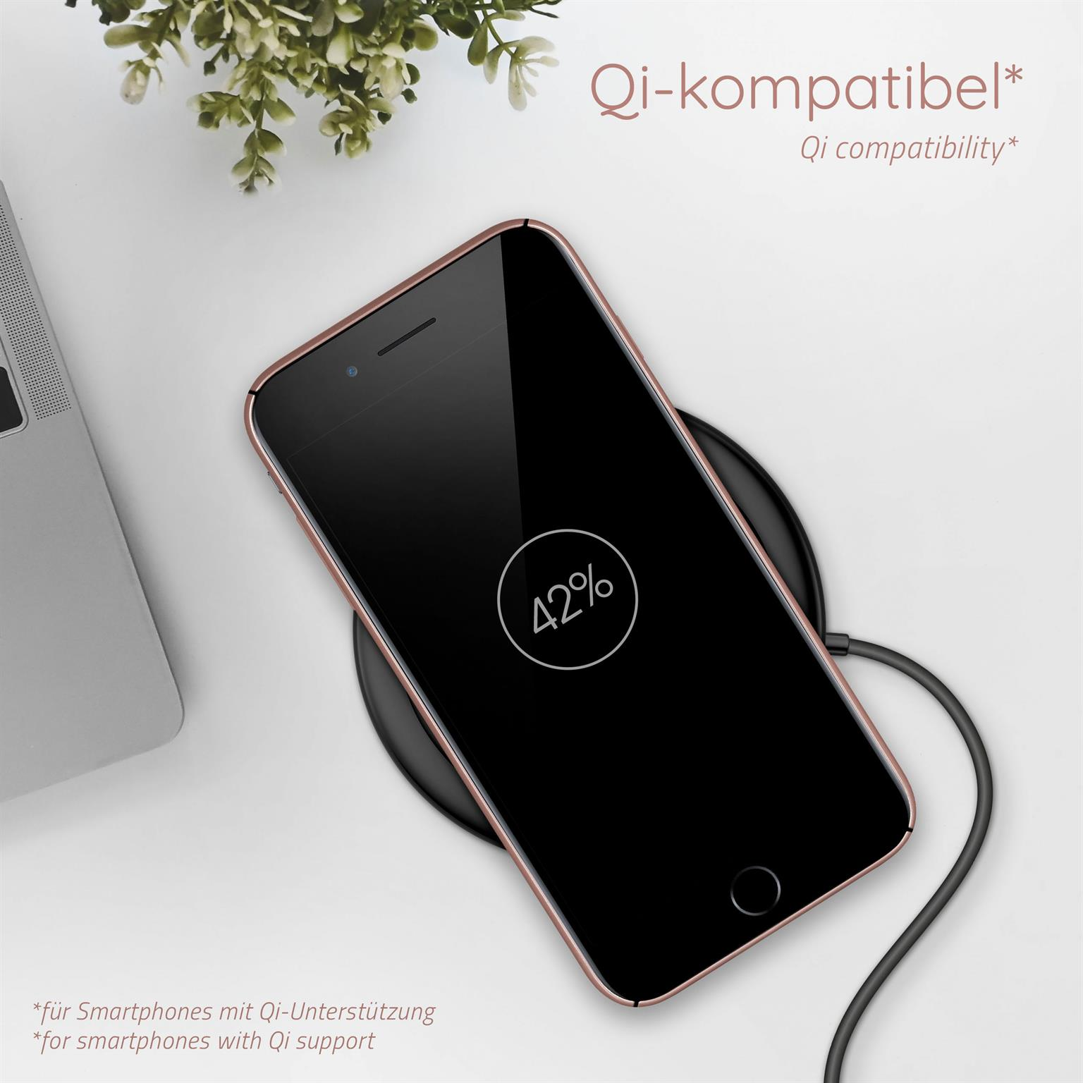 Telefon, das drahtlos auf einem schwarzen Pad geladen wird, mit 42% Ladung auf dem Bildschirm.