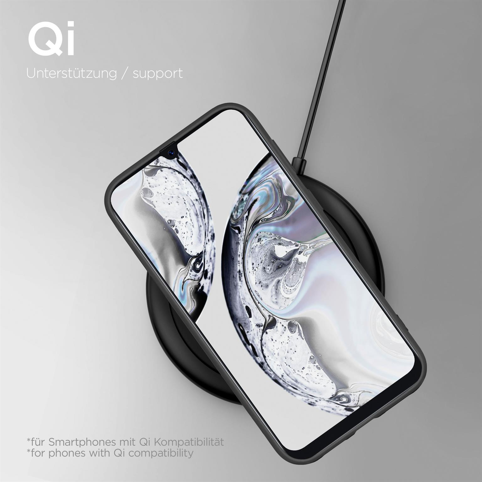 Telefon in Hülle auf kabellosem Ladegerät. Qi-Unterstützung. Schwarzes Ladegerät und Hülle. Grauer Hintergrund.