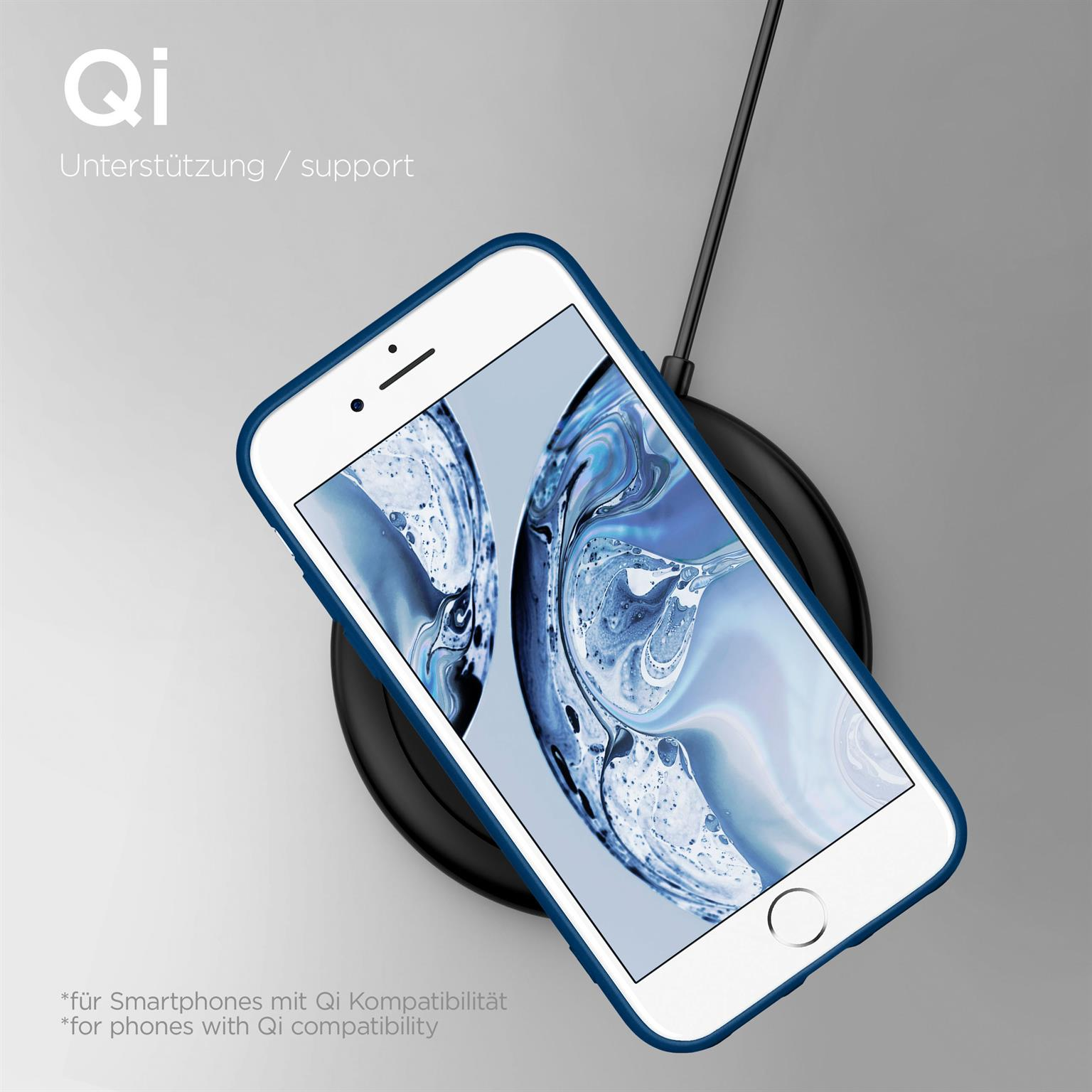 Weißes Telefon auf einem kabellosen Ladegerät. Das Telefon hat eine blaue Hülle. Bezeichnung: Qi-Unterstützung.