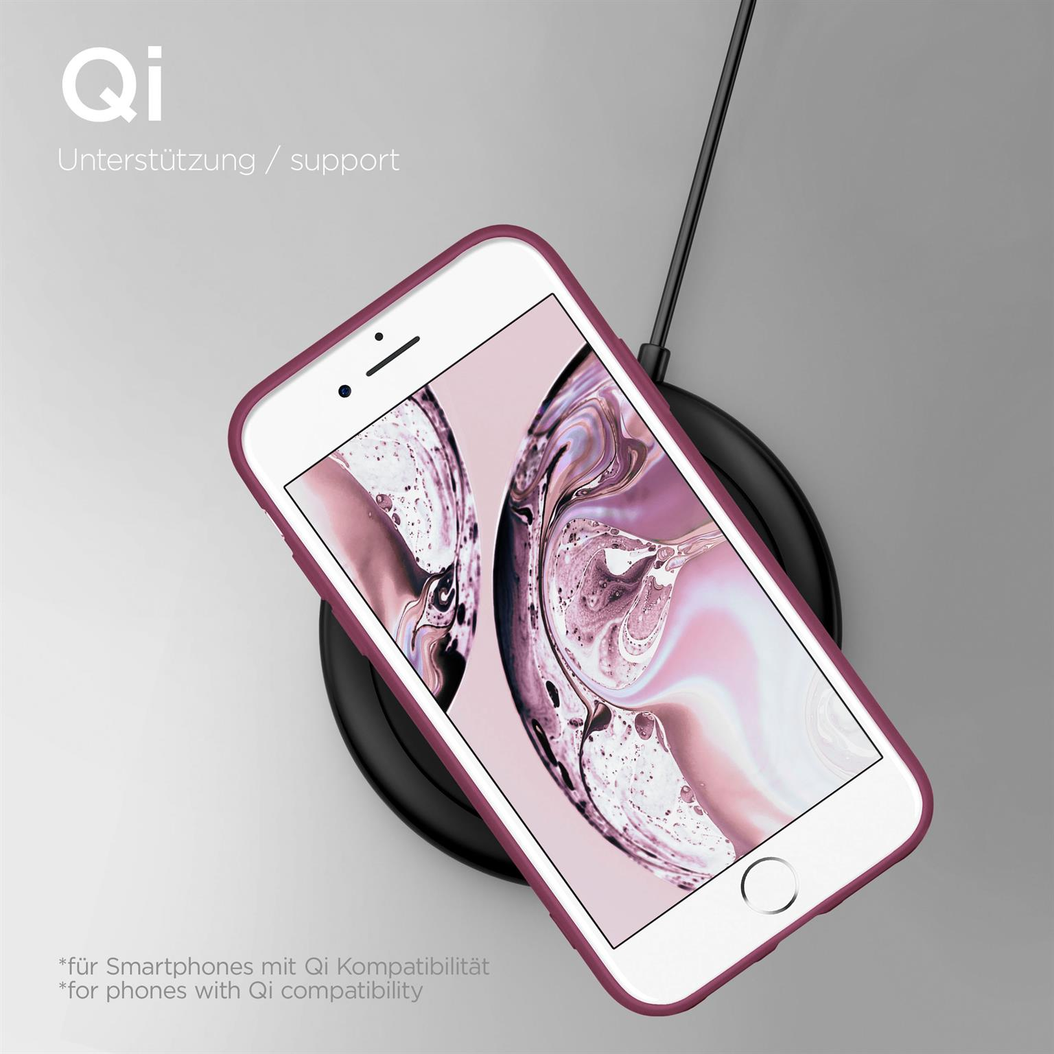 Weißes Telefon in einer Hülle auf einem kabellosen Ladegerät. Schwarzes Ladegerät und Kabel. Weißer Hintergrund.