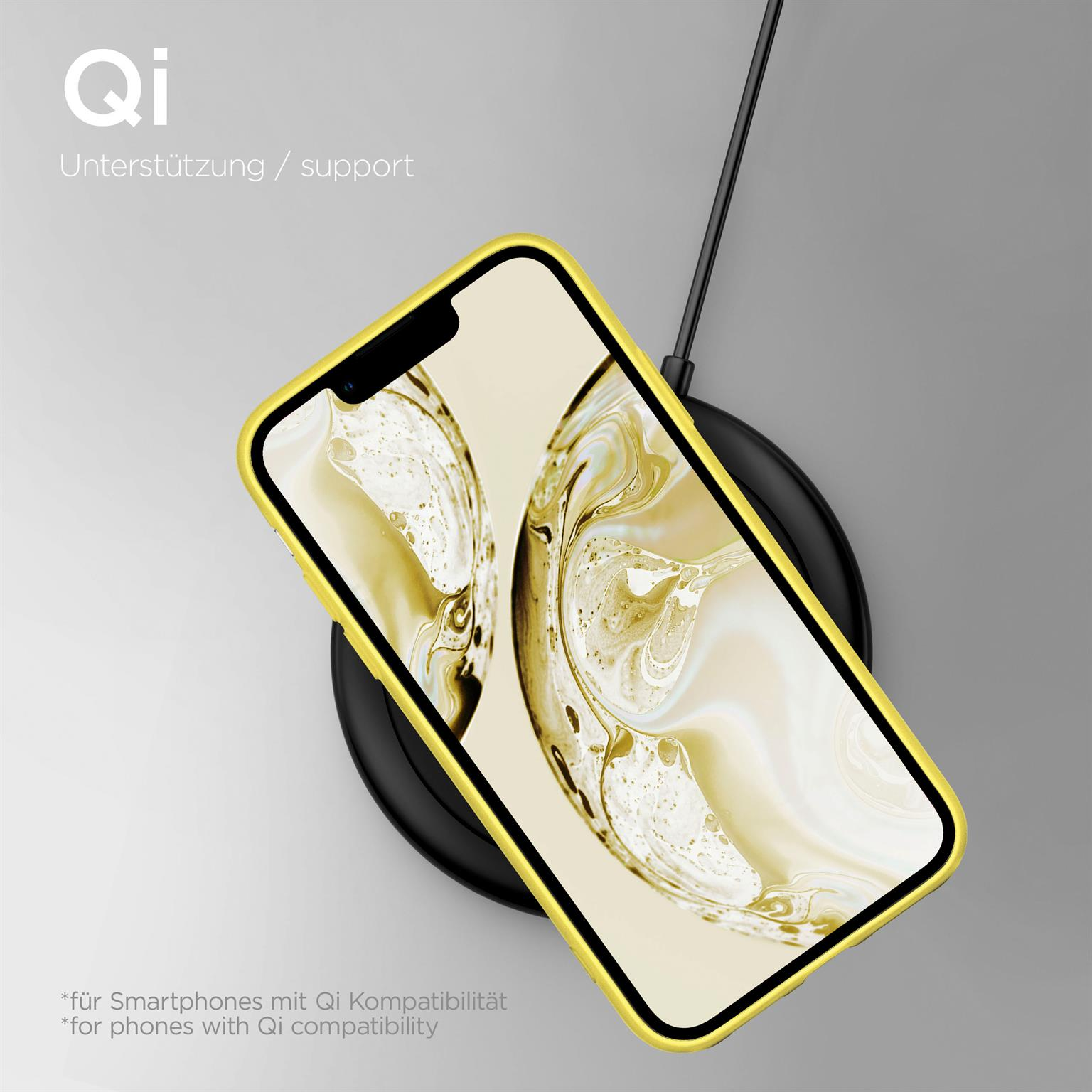 Gelbe Handyhülle auf kabellosem Ladegerät mit goldenem Hintergrund.