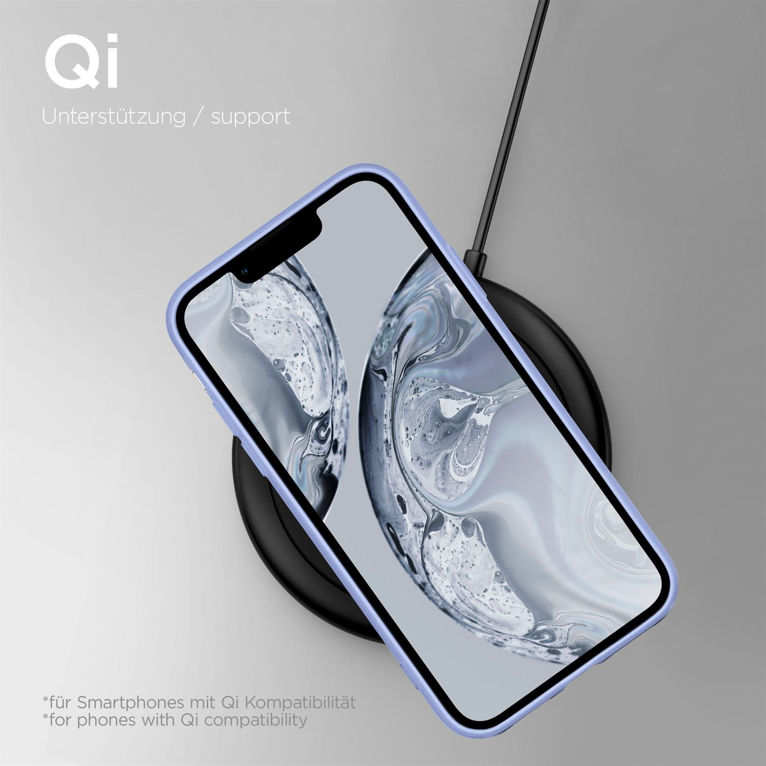 Telefon in lila Hülle auf kabellosem Ladegerät. Text 'Qi'. Grauer Hintergrund.