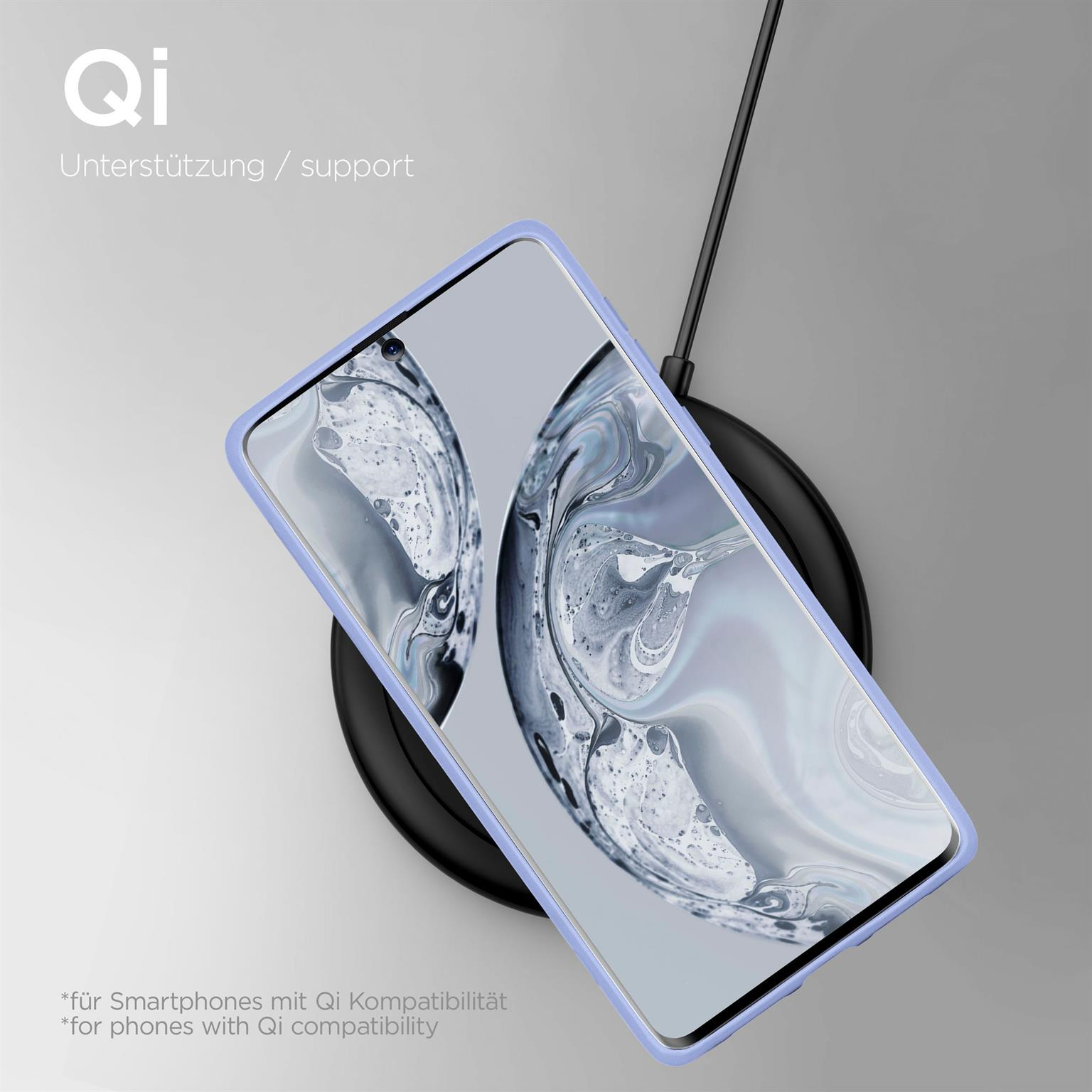 Ein Telefon in einer hellblauen Hülle wird drahtlos auf einem schwarzen Ladepad aufgeladen.
