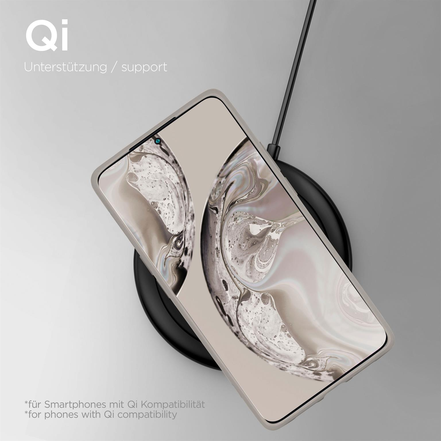 Telefon in beigefarbener Hülle auf kabellosem Ladegerät. Das Telefon ist auf dem Ladegerät, Qi-Unterstützung.