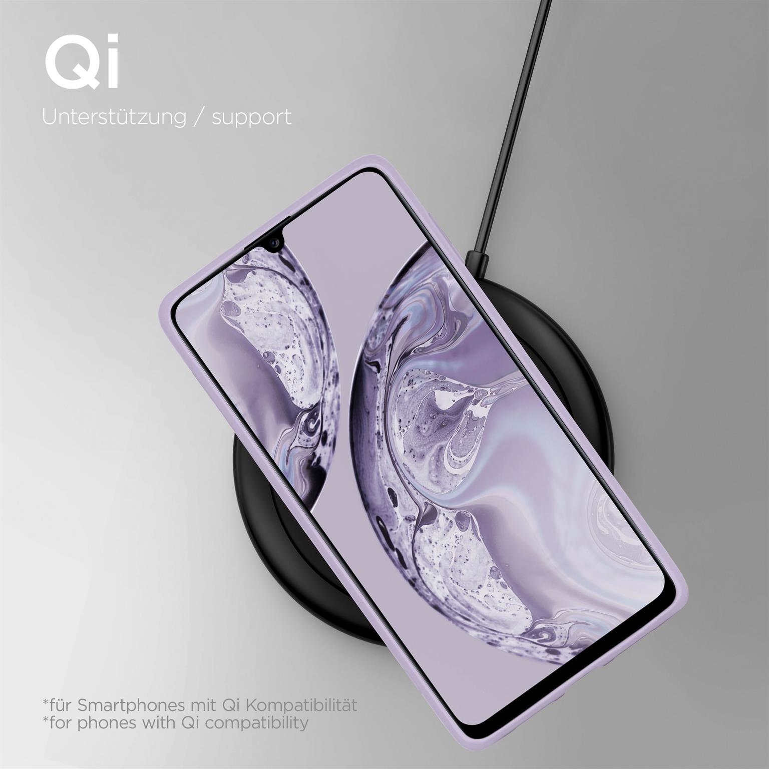 Ein Telefon in einem hellvioletten Gehäuse liegt auf einem schwarzen kabellosen Ladegerät. Qi-Unterstützung ist sichtbar.